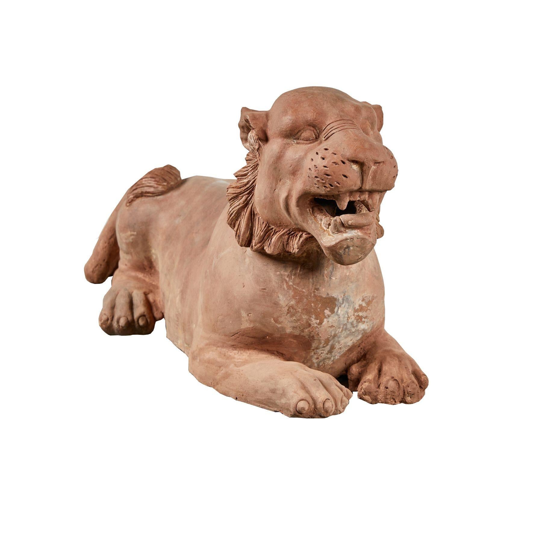 Anglais Sculpture ancienne de lionne vieillie en terre cuite en vente