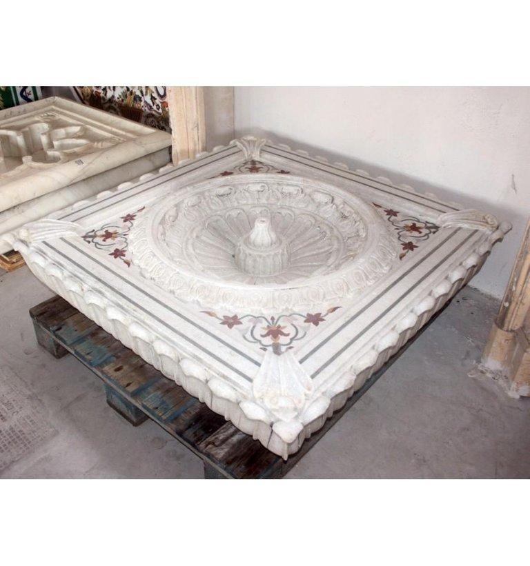Aged Marble Floor Fountain with Inlay Mosaic In Good Condition In Marbella, ES