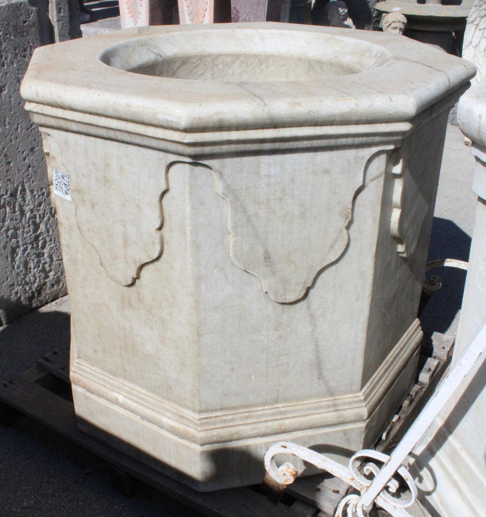 Aged Marble Hand-Carved One-Piece Well In Good Condition In Marbella, ES