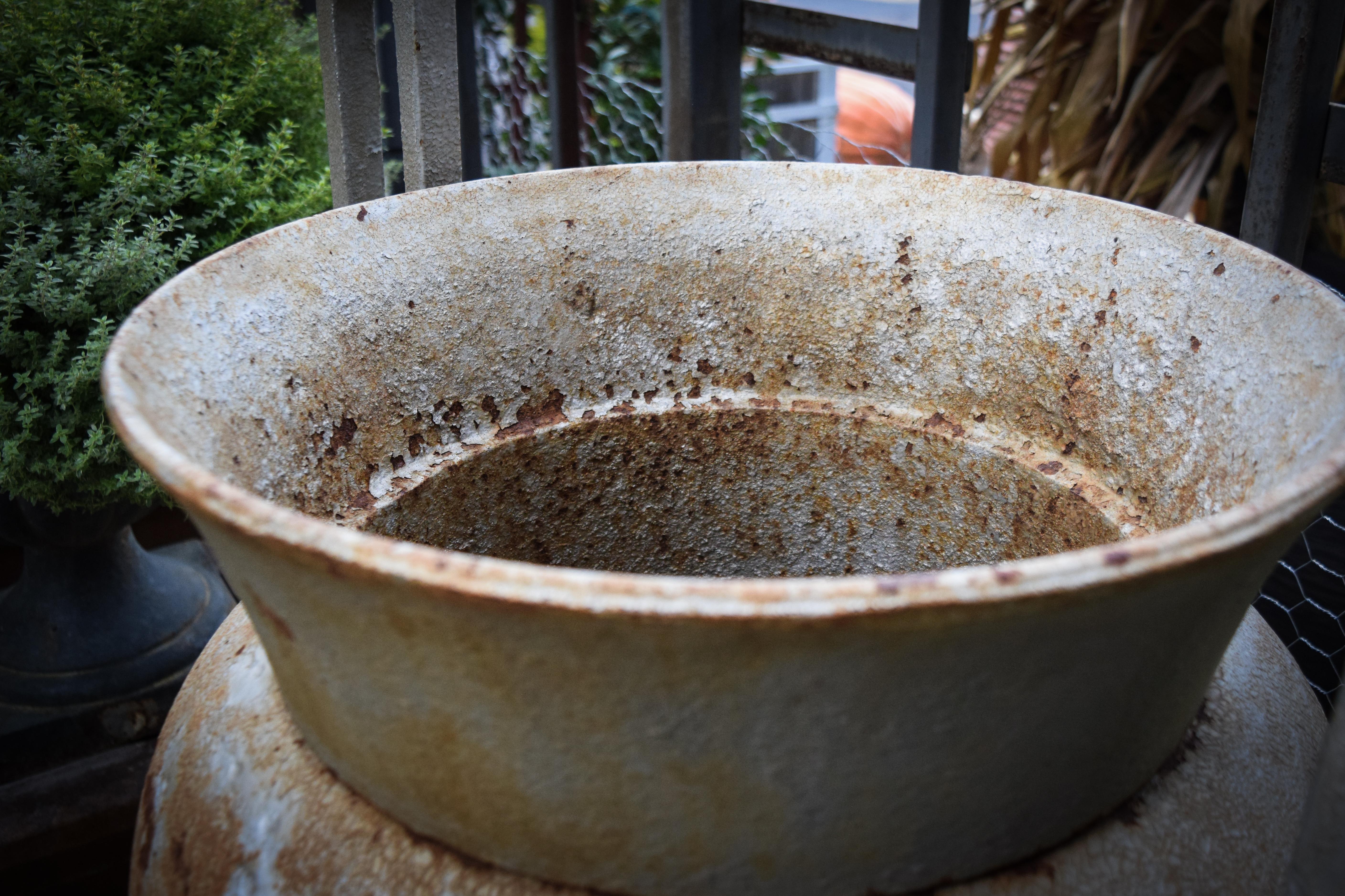 fleurdetroit présente pour votre considération cette urne de jardin de forme classique. Souvent utilisée comme mémorial, cette pièce a été achetée dans une propriété du Sud profond.
Une pièce impressionnante pour le jardin, ce grand récipient en