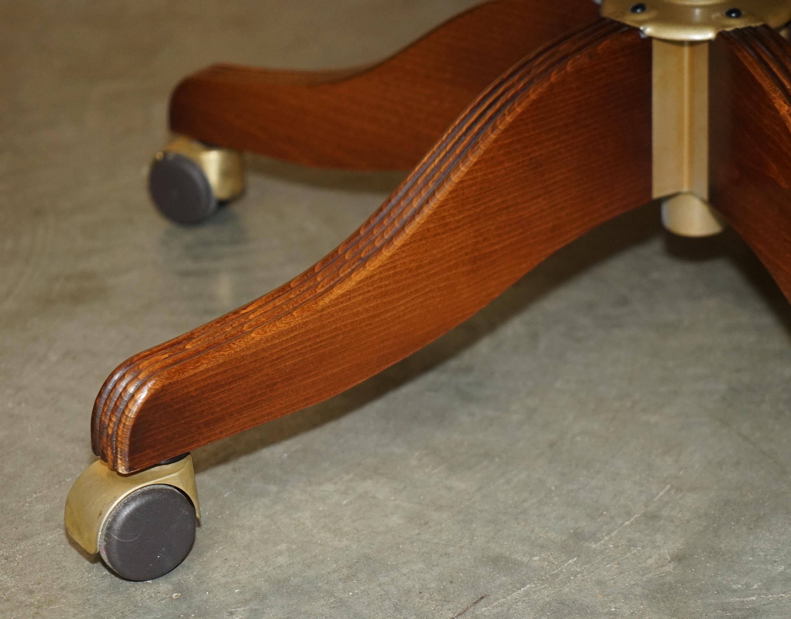 ARMACAIO DEL CAPITANO DELL'UFFICIO DEL DIRETTORE DI CHEsterfield IN PELLE OXBLOOD AGED in vendita 2