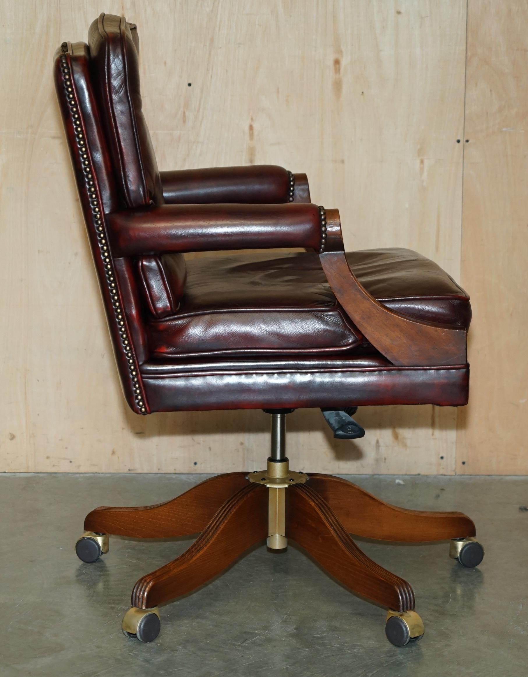 ARMACAIO DEL CAPITANO DELL'UFFICIO DEL DIRETTORE DI CHEsterfield IN PELLE OXBLOOD AGED in vendita 3