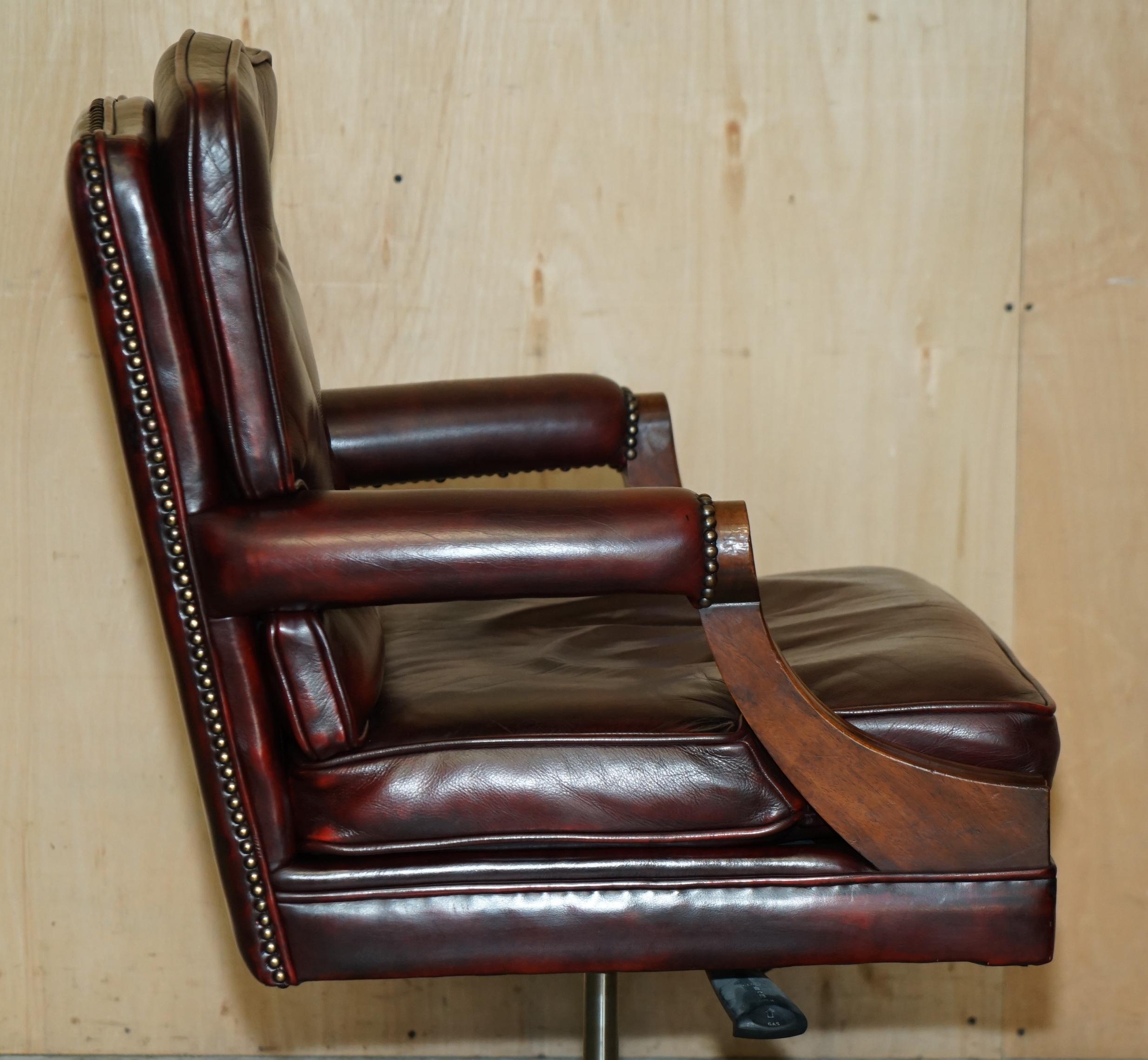 ARMACAIO DEL CAPITANO DELL'UFFICIO DEL DIRETTORE DI CHEsterfield IN PELLE OXBLOOD AGED in vendita 4