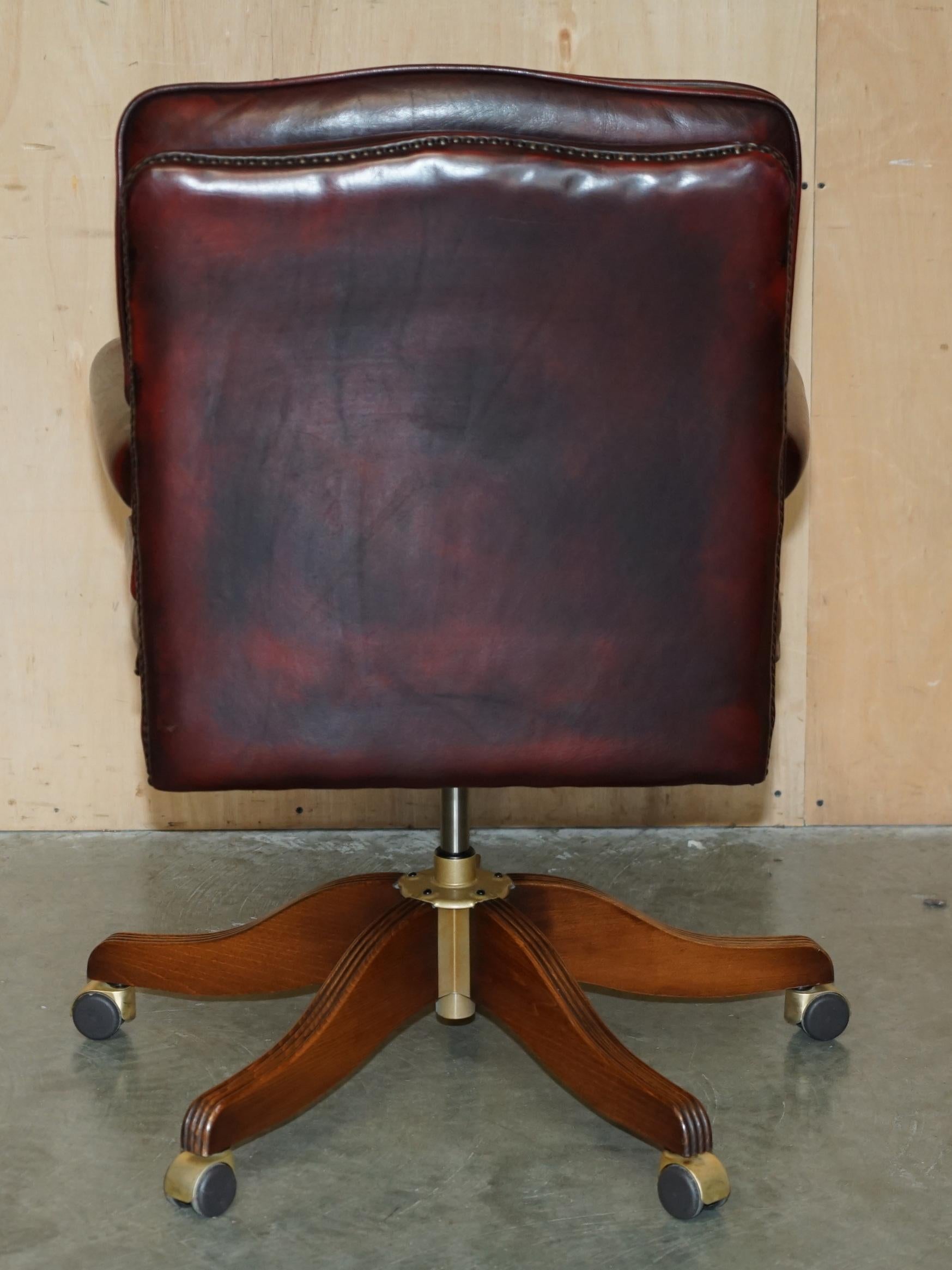 ARMACAIO DEL CAPITANO DELL'UFFICIO DEL DIRETTORE DI CHEsterfield IN PELLE OXBLOOD AGED in vendita 5