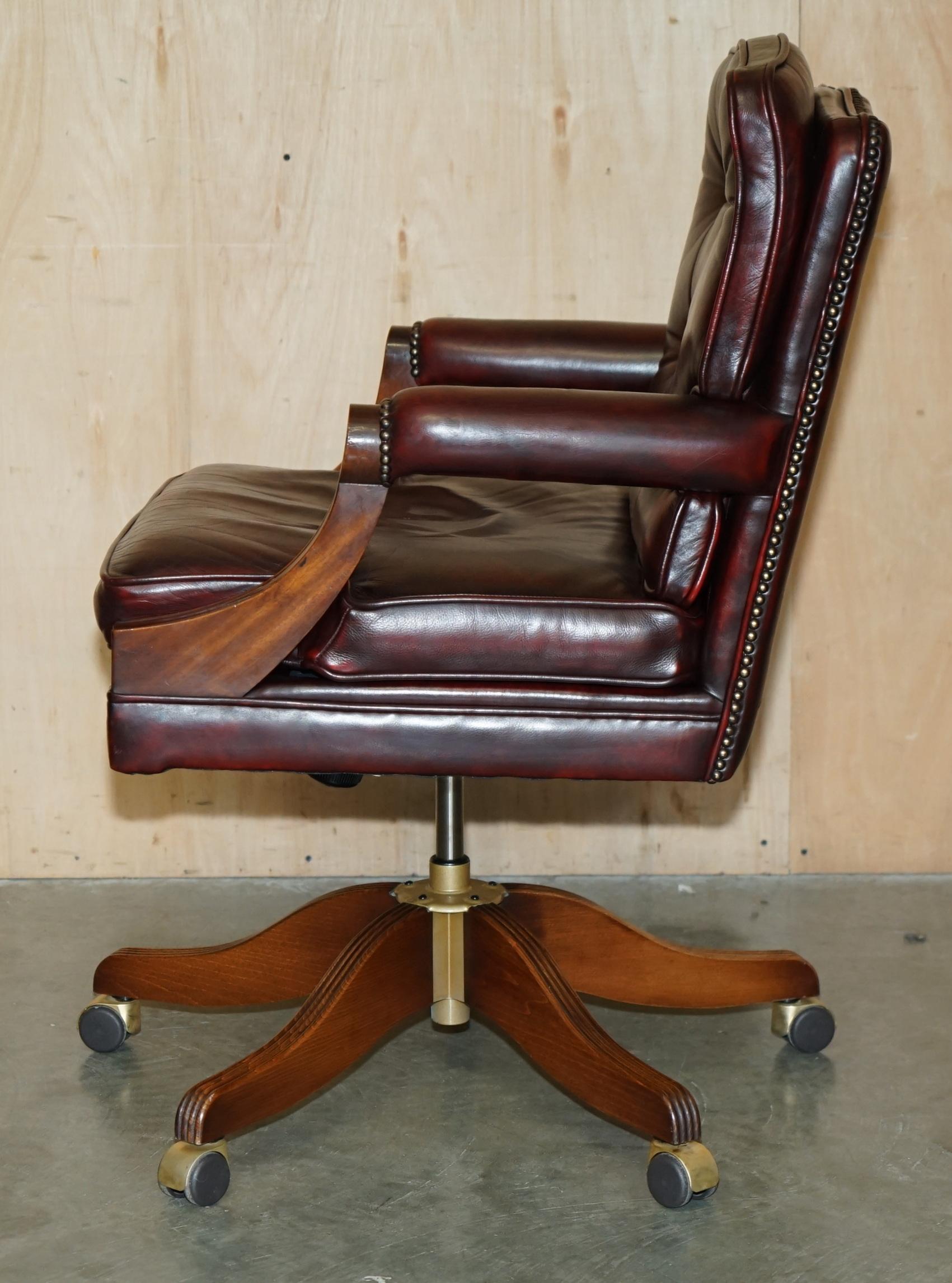 ARMACAIO DEL CAPITANO DELL'UFFICIO DEL DIRETTORE DI CHEsterfield IN PELLE OXBLOOD AGED in vendita 7