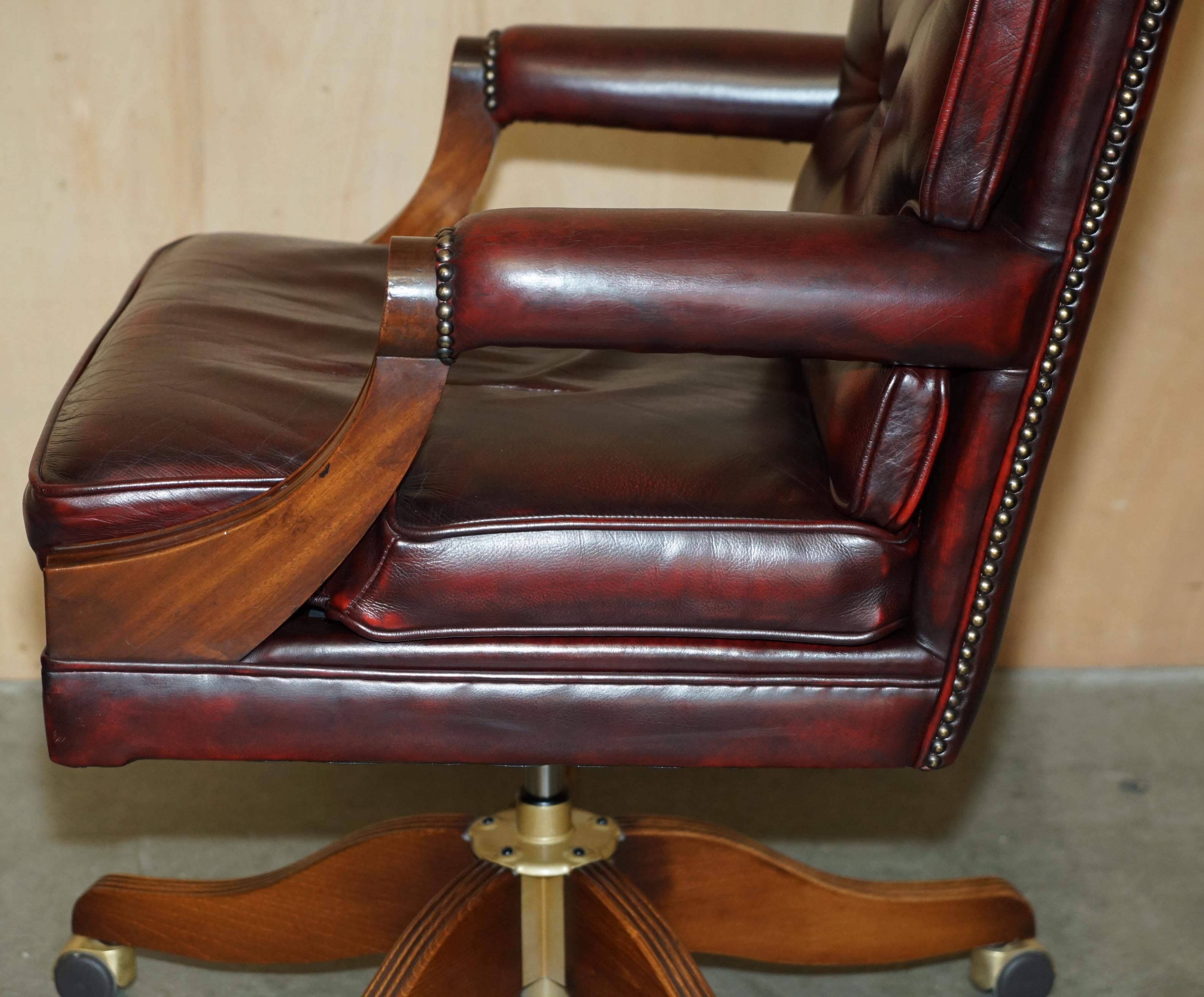 ARMACAIO DEL CAPITANO DELL'UFFICIO DEL DIRETTORE DI CHEsterfield IN PELLE OXBLOOD AGED in vendita 8