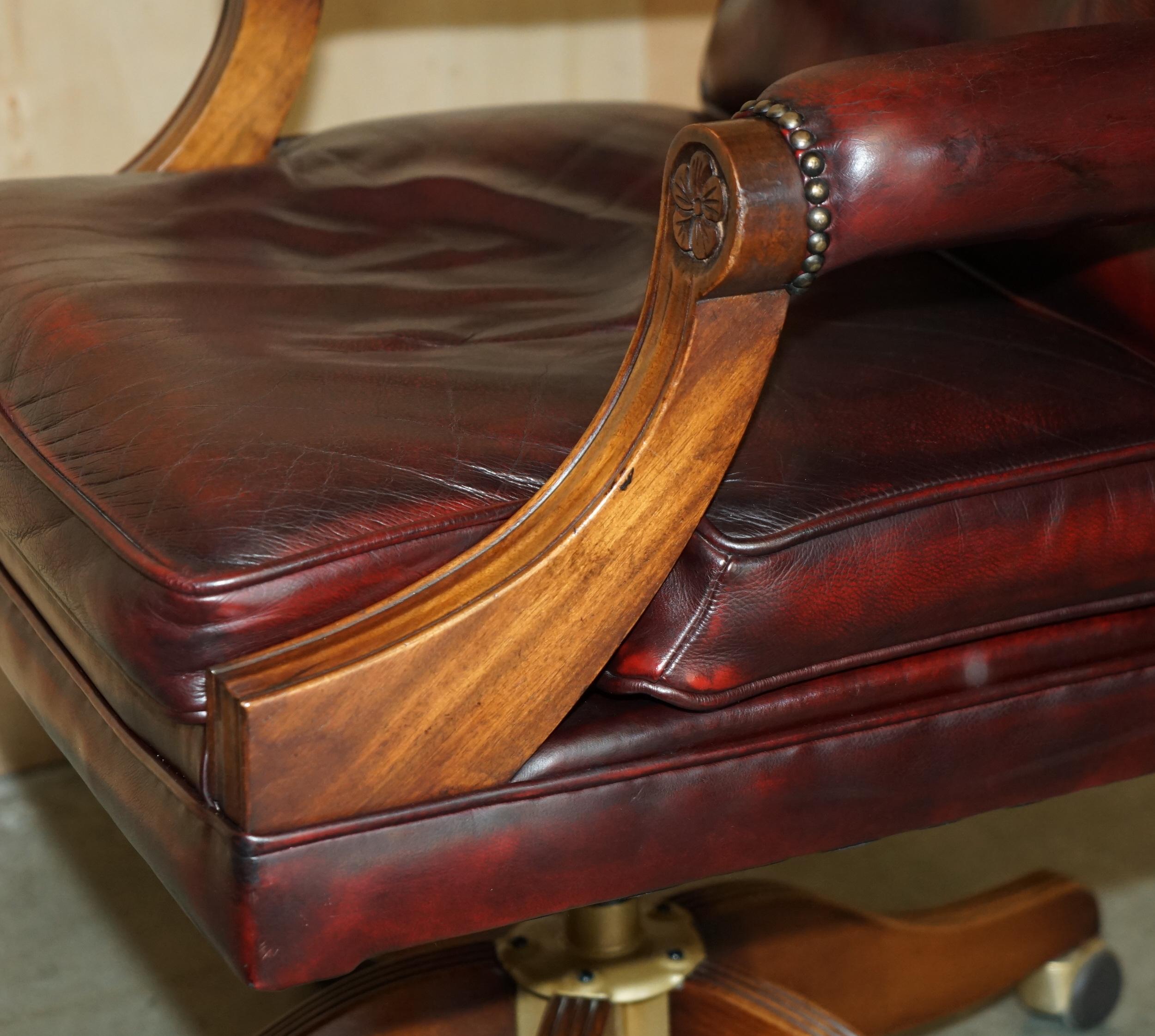 ARMACAIO DEL CAPITANO DELL'UFFICIO DEL DIRETTORE DI CHEsterfield IN PELLE OXBLOOD AGED in vendita 10