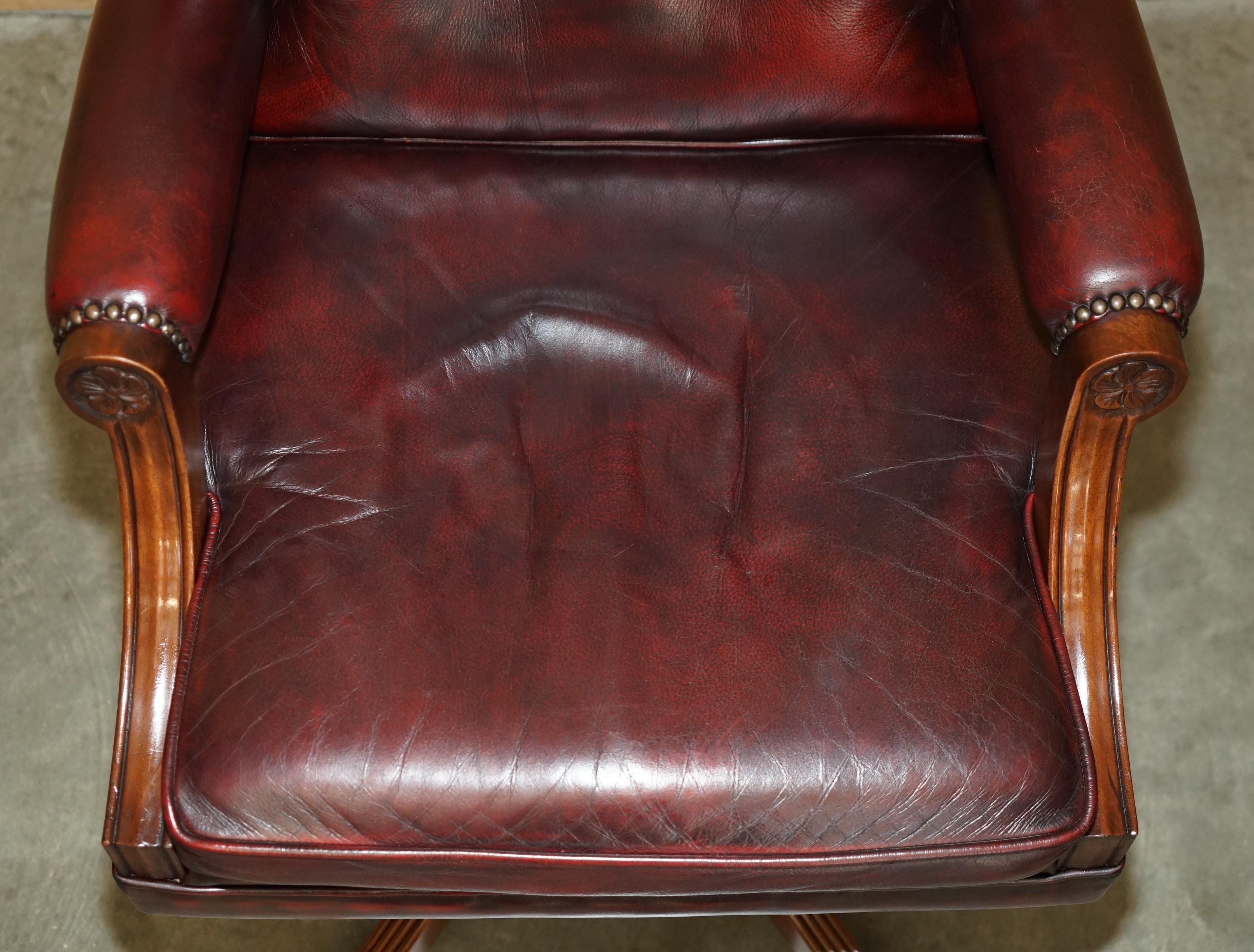 ARMACAIO DEL CAPITANO DELL'UFFICIO DEL DIRETTORE DI CHEsterfield IN PELLE OXBLOOD AGED In condizioni buone in vendita a West Sussex, Pulborough