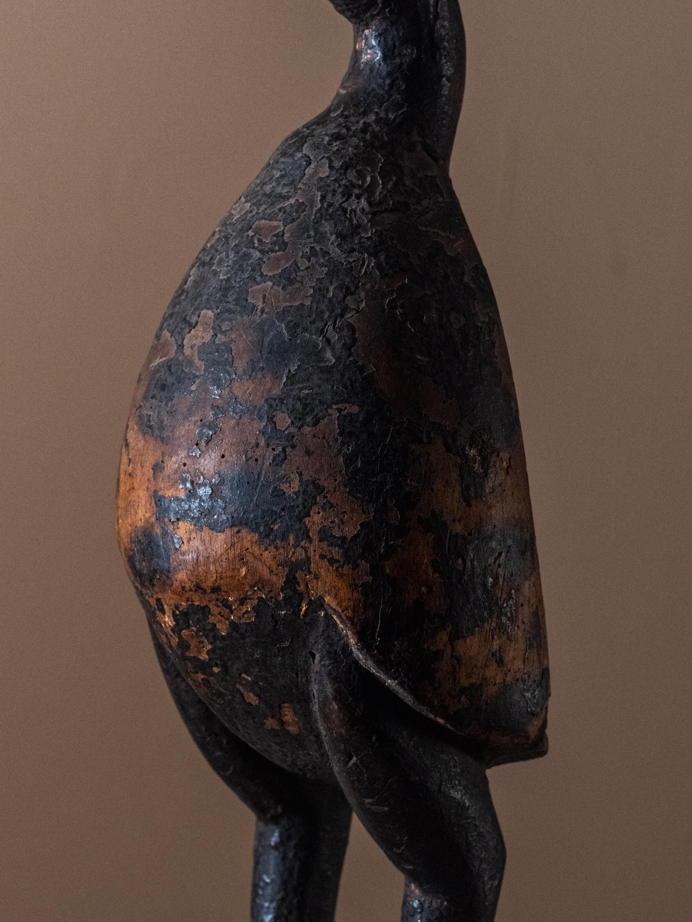 Scultura di uccello tuareg invecchiato intagliato a mano In condizioni buone in vendita a Marrakech, MA