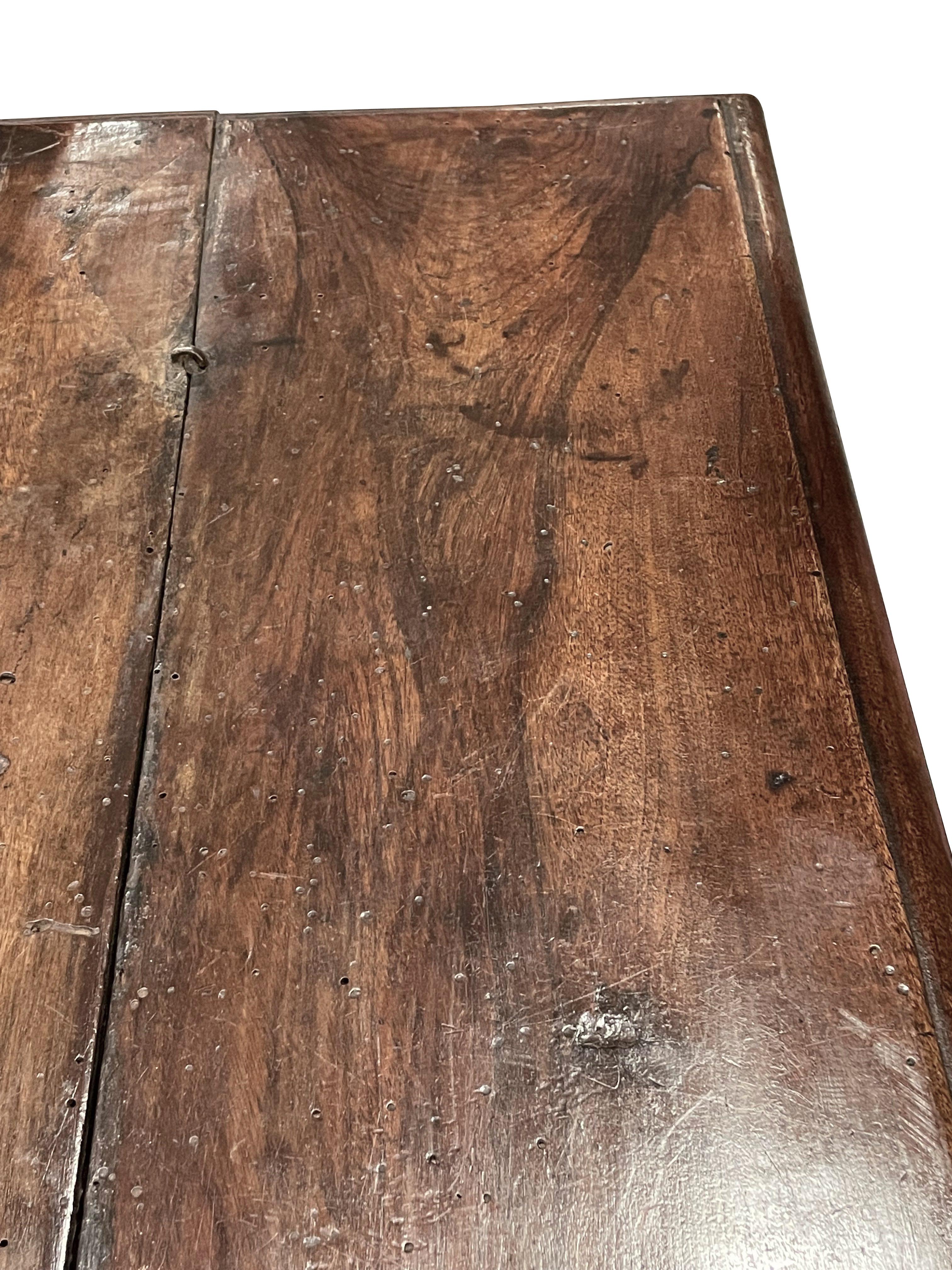 Zweitüriger Schrank oder Beistelltisch aus gealtertem Nussbaumholz mit Flip-Top, Italien, 17. Jahrhundert (18. Jahrhundert und früher) im Angebot