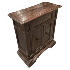 Meuble de rangement ou table d'appoint à deux portes en noyer vieilli à plateau rabattable, Italie, 17ème siècle