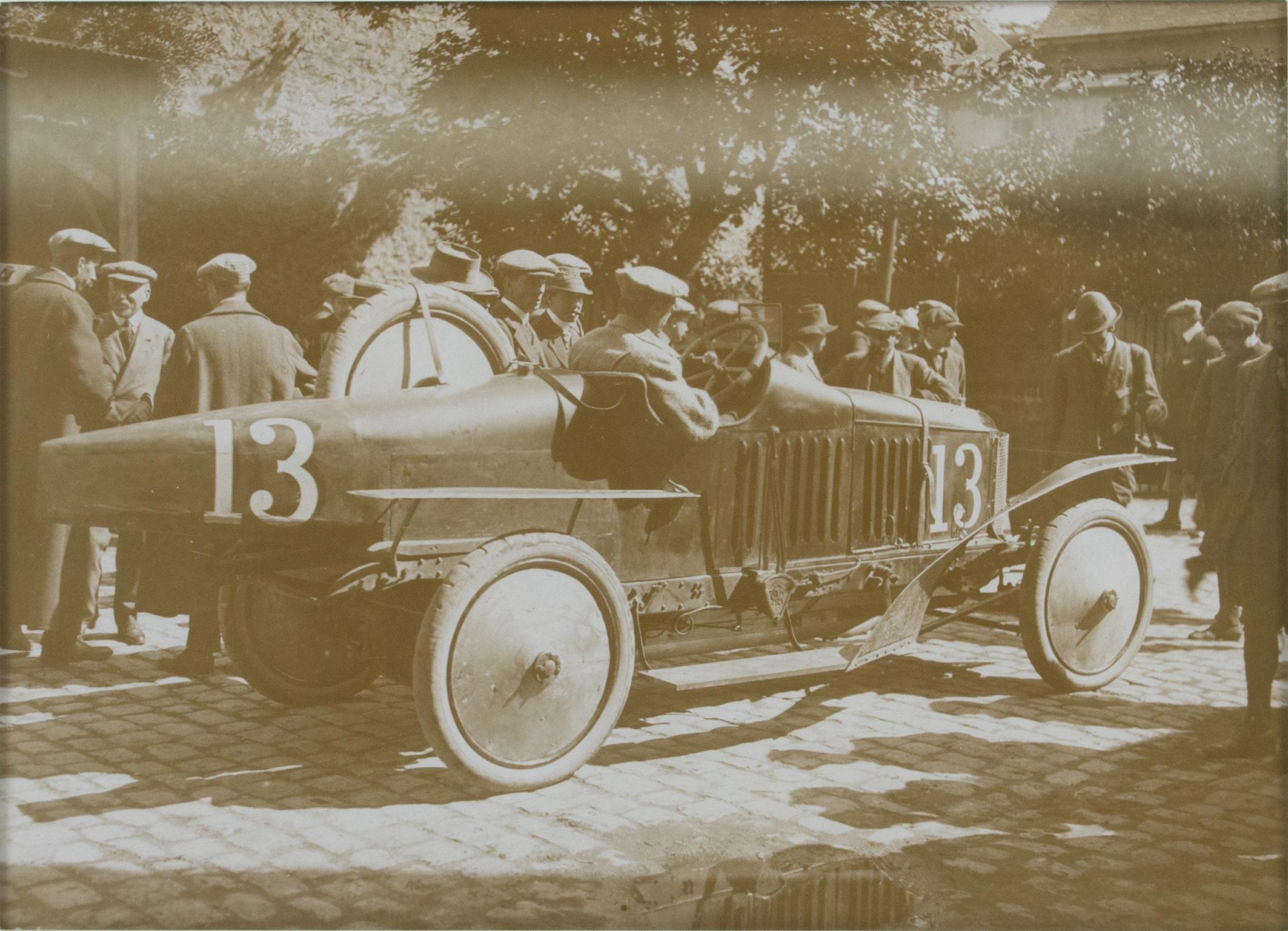 An original silver gelatin black and white photograph by Agence Meurisse Photographer. Car race in Boulogne sur Mer, France, 25th June 1911. 
This is a rare photography of the Vauxhall racer driven by legendary driver John Hancock during the 1911
