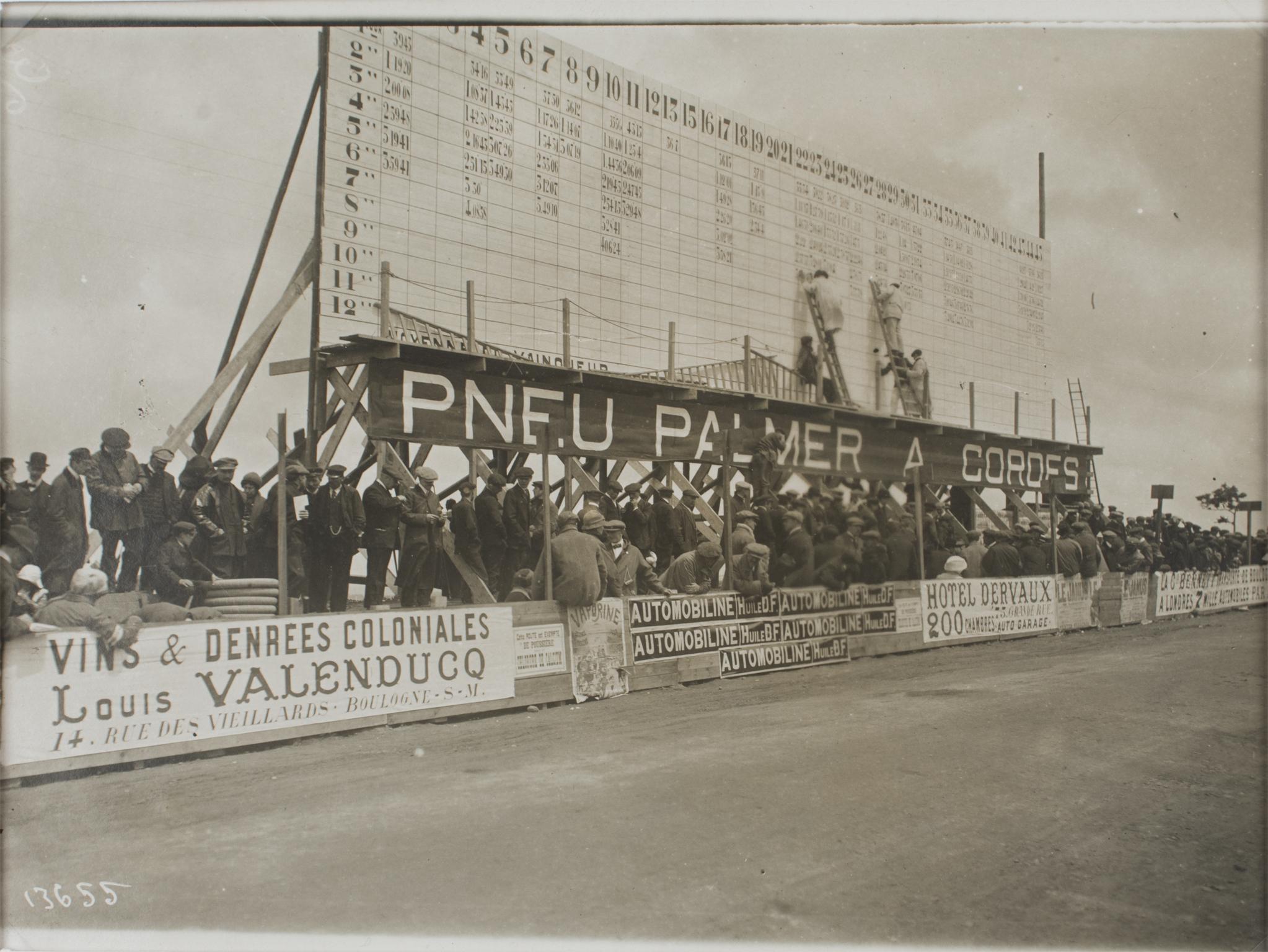 Un'unica fotografia originale alla gelatina d'argento in bianco e nero di Agence Meurisse, Parigi. Corsa d'auto a Boulogne-sur-Mer, Francia, 1911 circa.
Caratteristiche:
Fotografia originale alla gelatina d'argento non incorniciata.
Foto per la