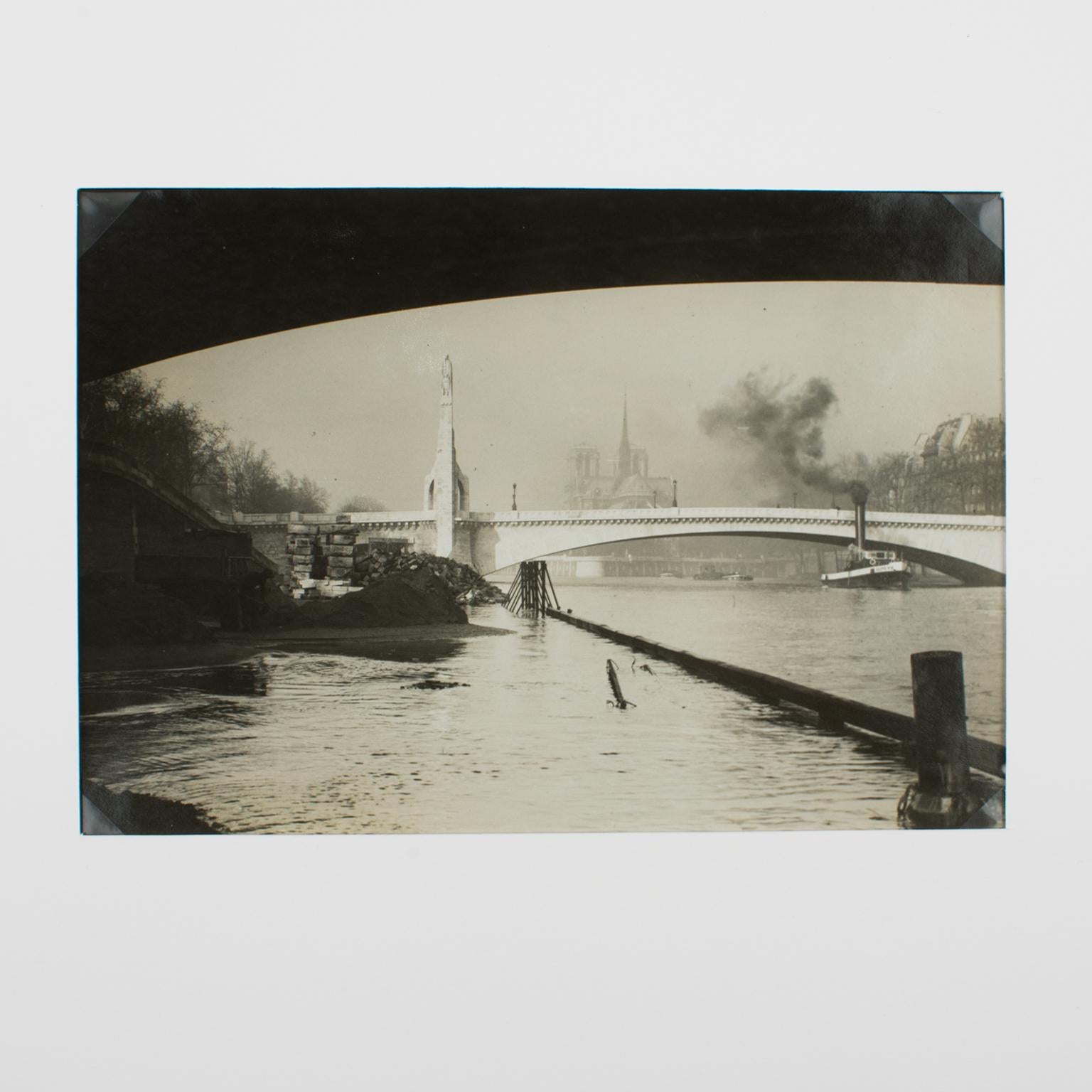 Flood of the Seine River in Paris, um 1930, Silber-Gelatine B und W-Fotografie – Photograph von Agence Meurisse