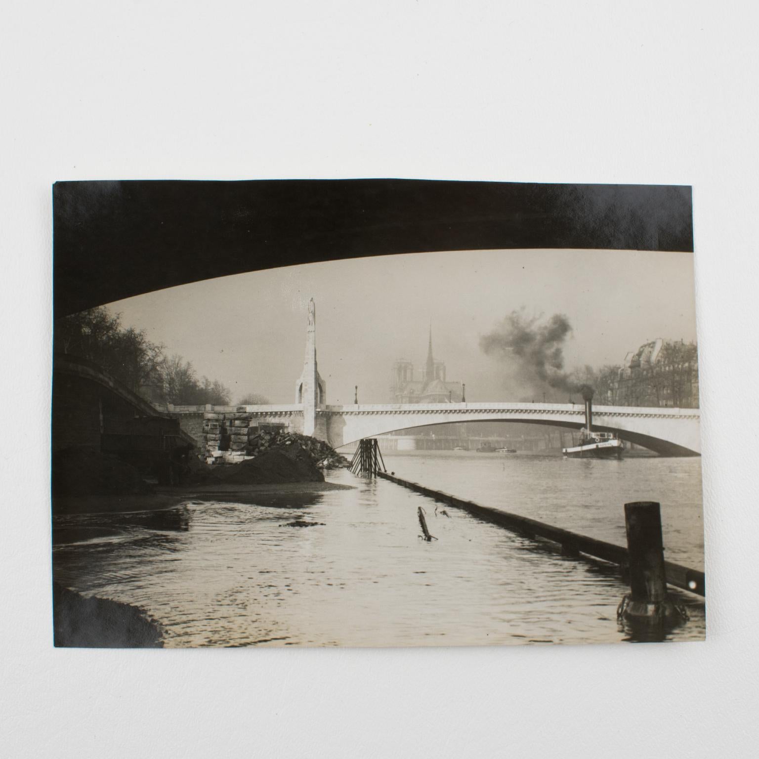 Flood of the Seine River in Paris, um 1930, Silber-Gelatine B und W-Fotografie (Art déco), Photograph, von Agence Meurisse
