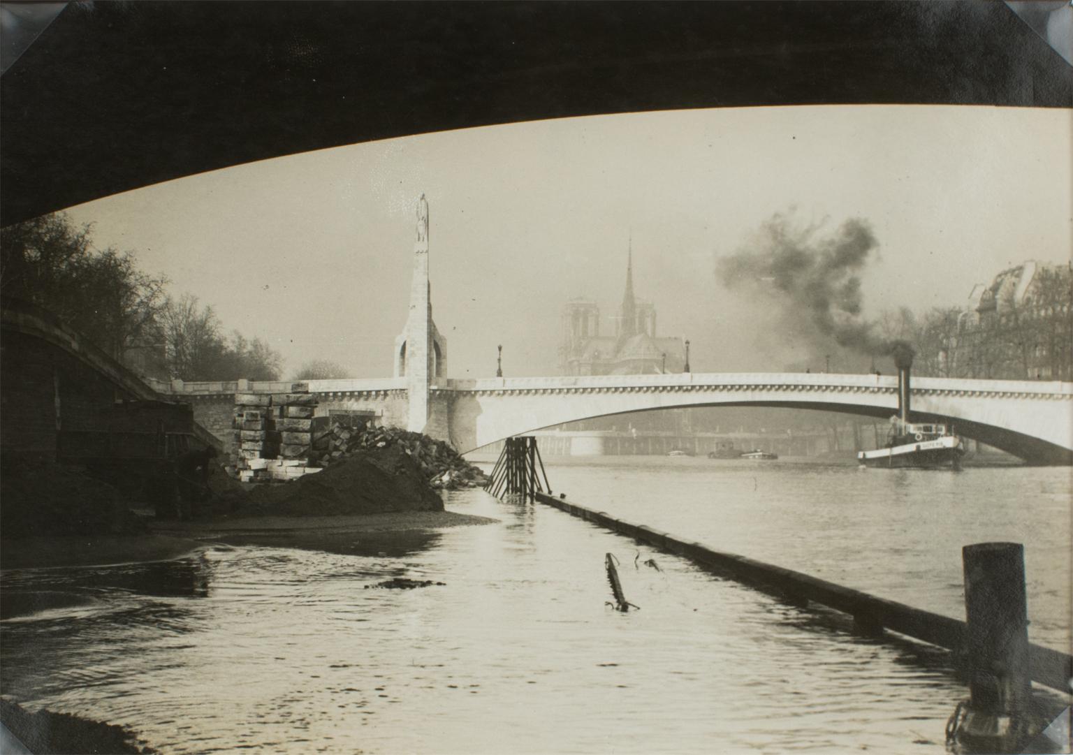 Flood of the Seine River in Paris circa 1930, photographie à la gélatine argentique B and W