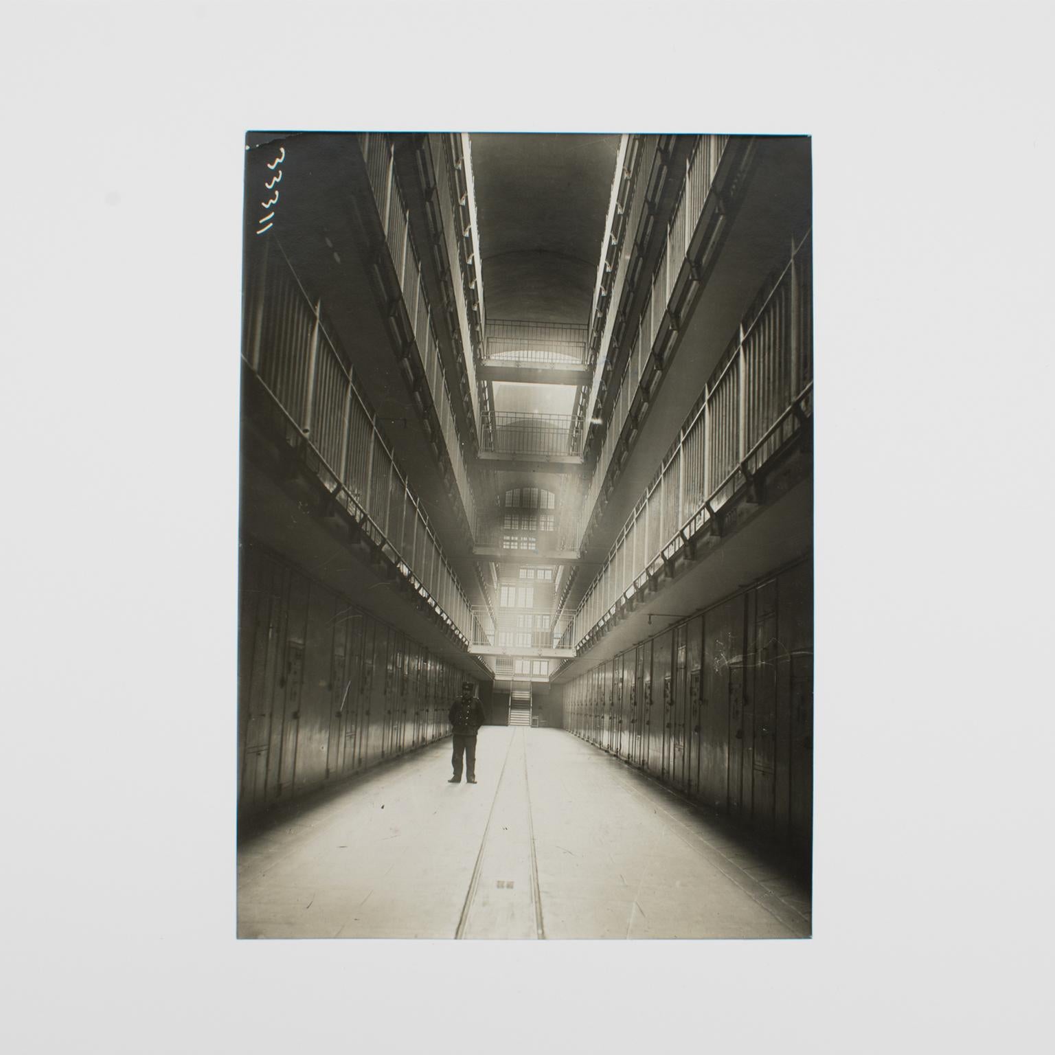La Santé, maison d'arrêt à Paris, 1930 - Photographie noir et blanc à la gélatine d'argent - Noir Landscape Photograph par Agence Meurisse