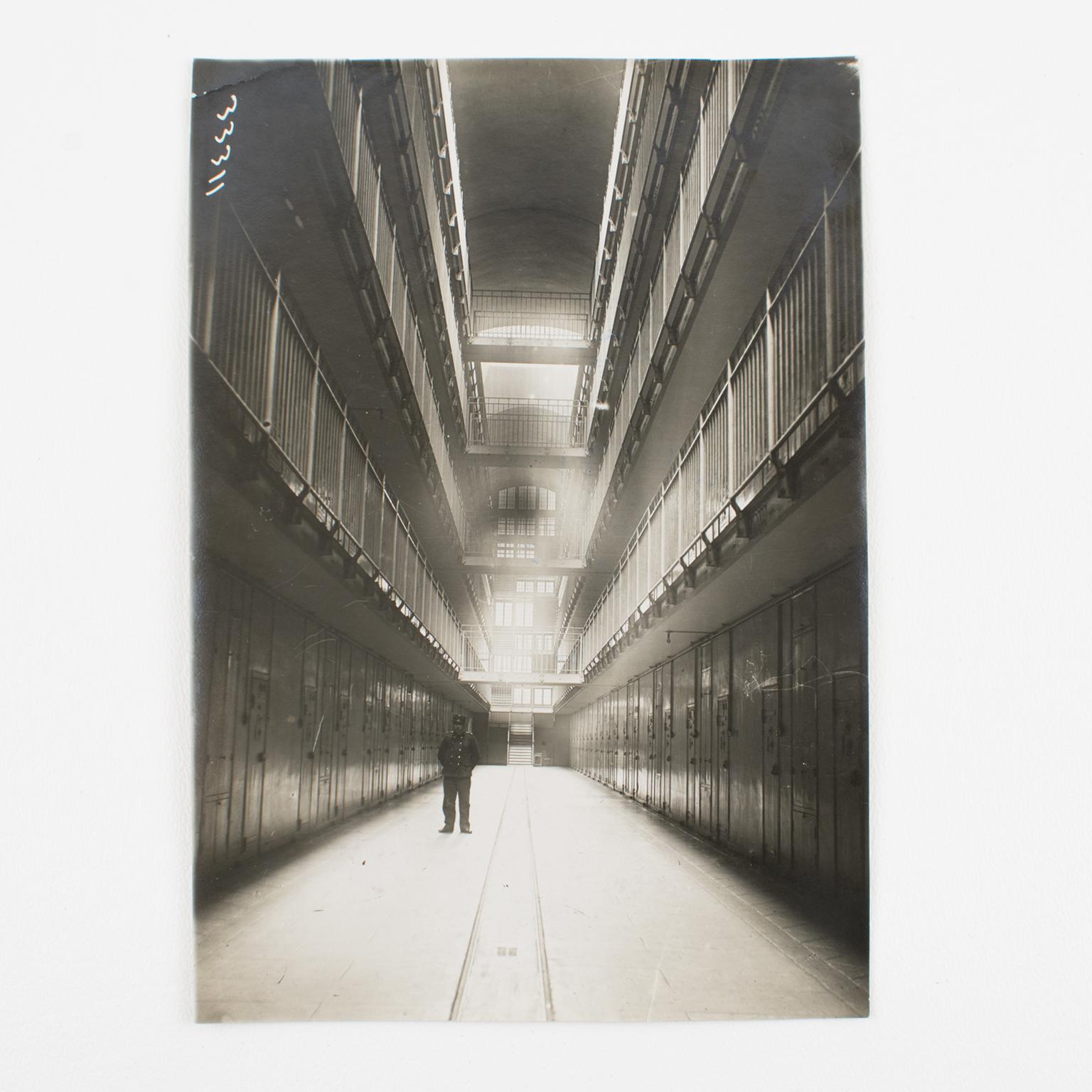 La Santé, Casa di reclusione a Parigi, fotografia alla gelatina d'argento in bianco e nero, 1930 - Photograph Art Déco di Agence Meurisse