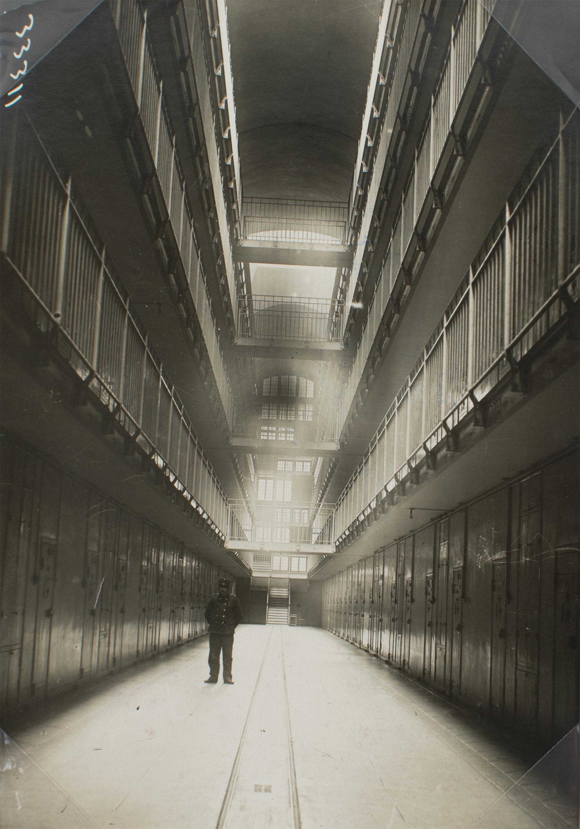 Black and White Photograph di Agence Meurisse - La Santé, Casa di reclusione a Parigi, fotografia alla gelatina d'argento in bianco e nero, 1930
