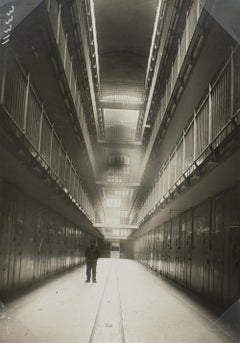 La Santé, Casa di reclusione a Parigi, fotografia alla gelatina d'argento in bianco e nero, 1930