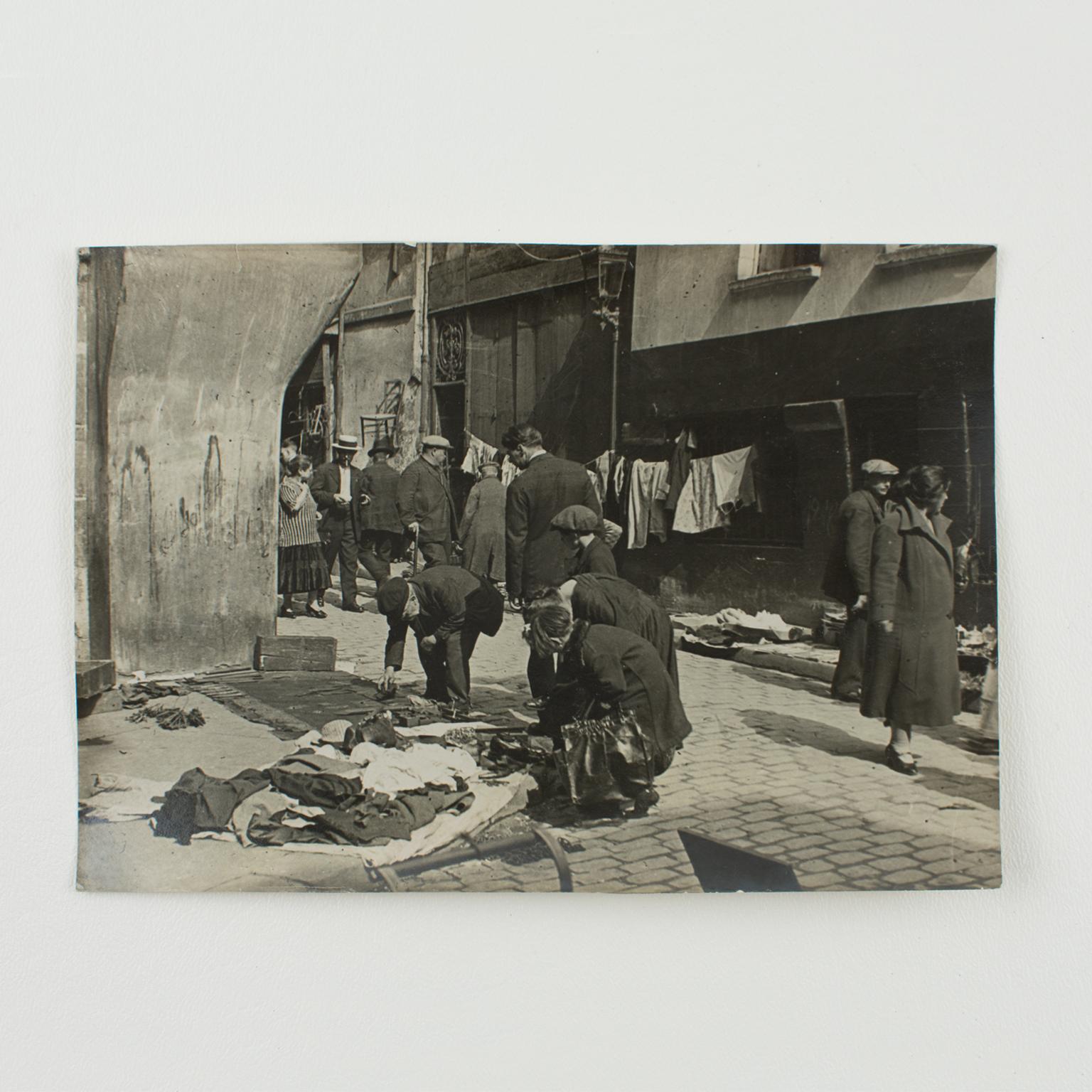 Paris, Straßenflohmarkt um 1930, Silbergelatine B und W Fotografie (Art déco), Photograph, von Agence Meurisse