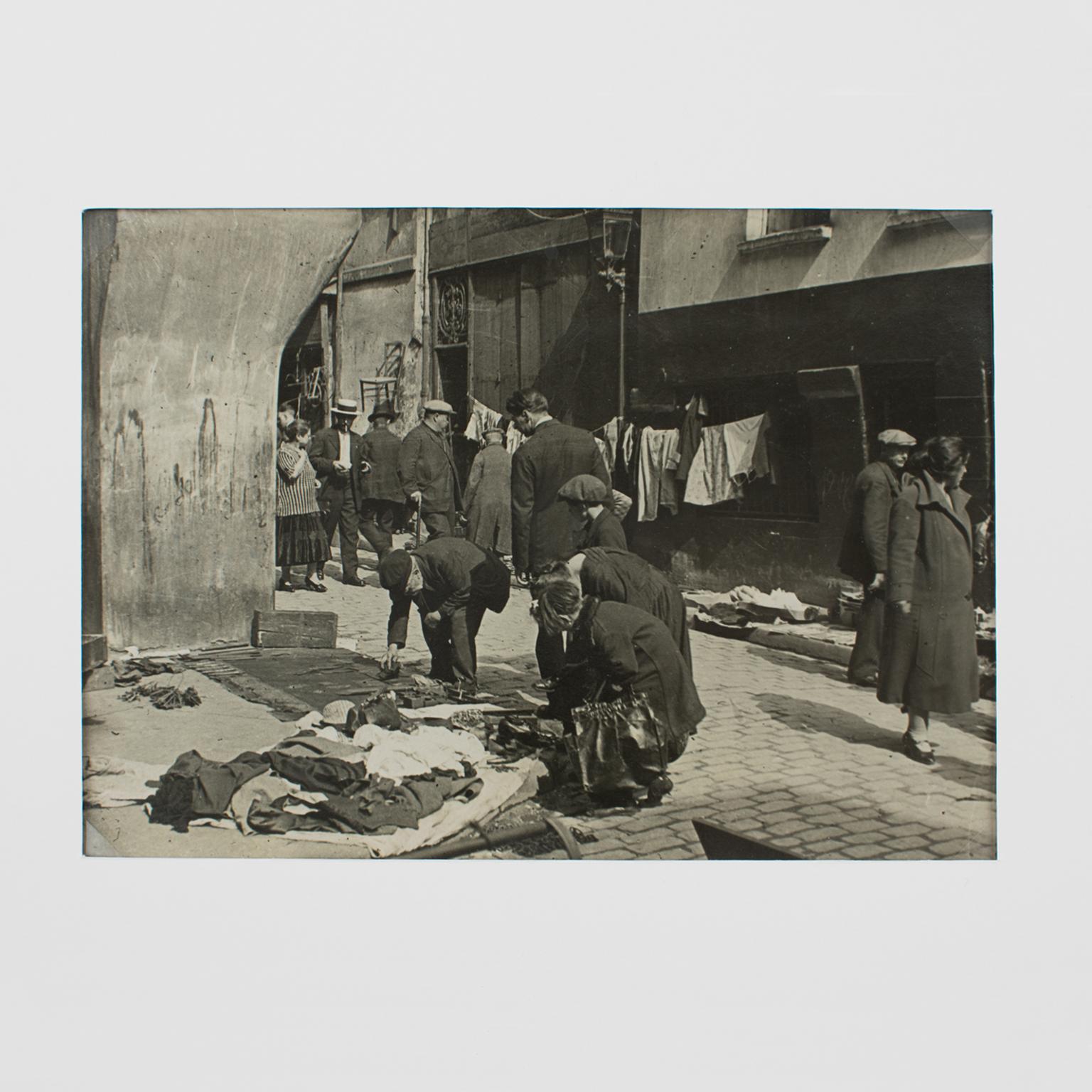 Parigi, mercato delle pulci di strada, fotografia alla gelatina d'argento in bianco e nero, circa 1930 - Photograph di Agence Meurisse