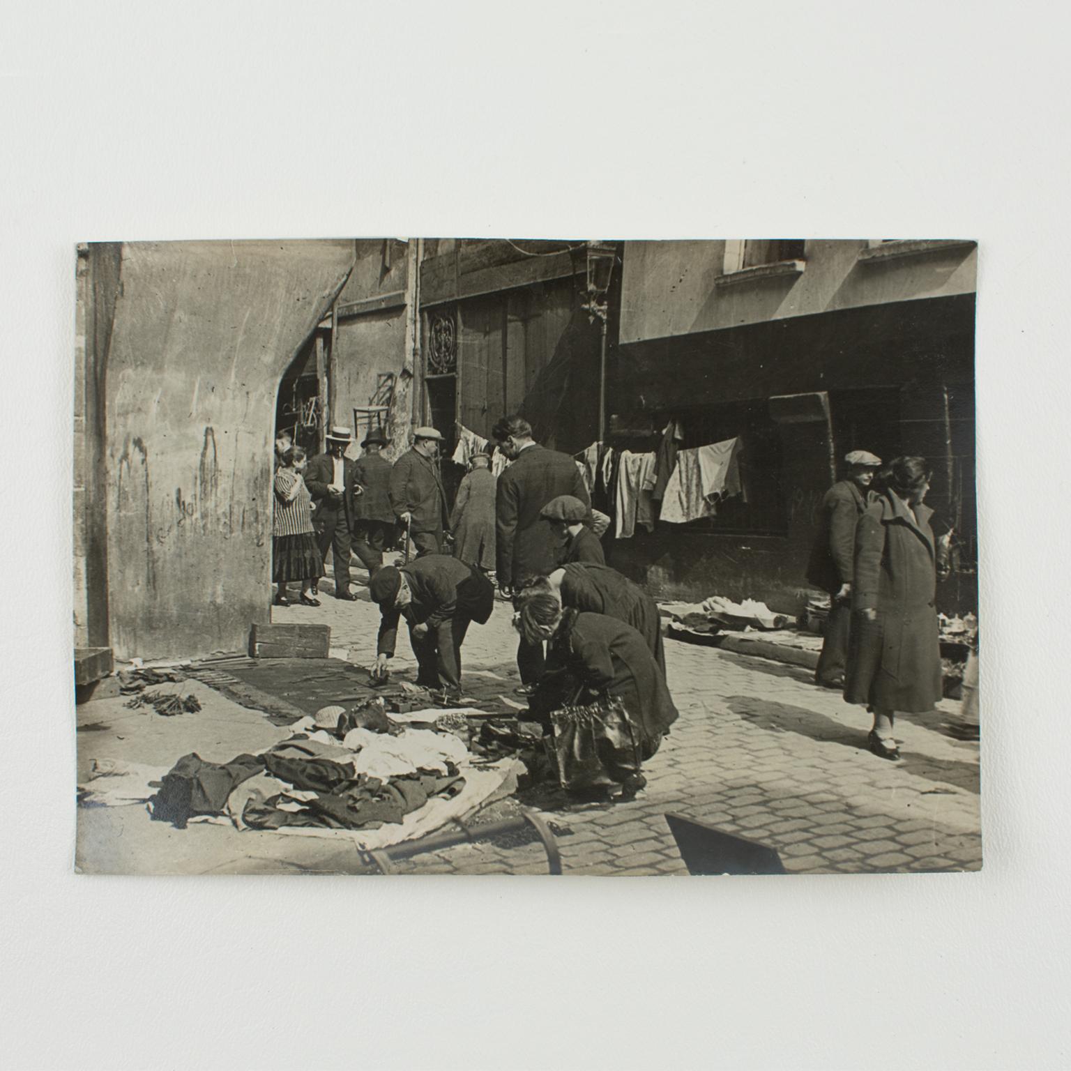 Parigi, mercato delle pulci di strada, fotografia alla gelatina d'argento in bianco e nero, circa 1930 in vendita 3