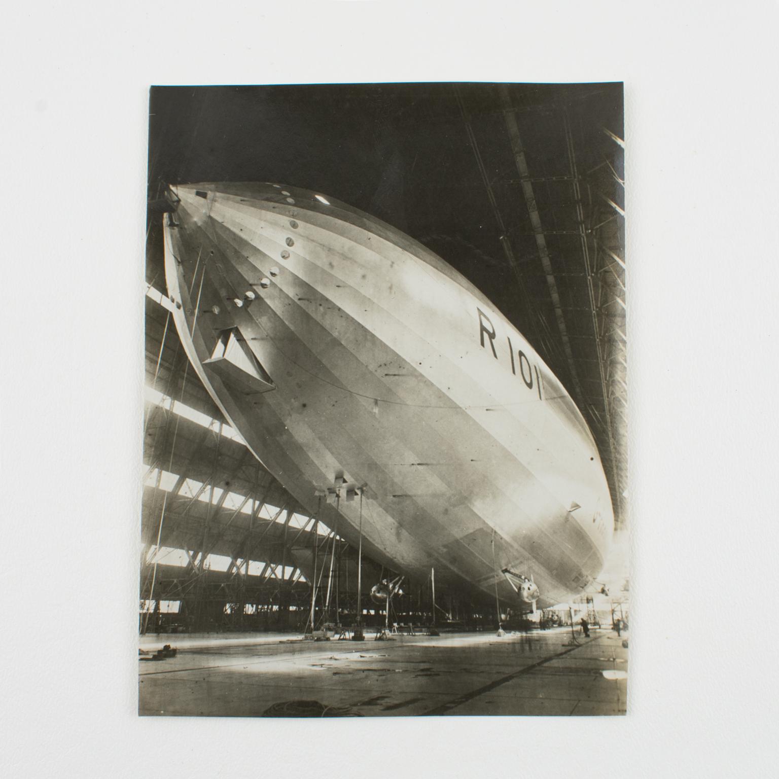 A unique original silver gelatin black and white photography by Agence Meurisse, Paris. The construction of the Airship R101, circa 1929.
Features:
Original silver gelatin print photography unframed.
Press photograph.
Press agency: Meurisse,