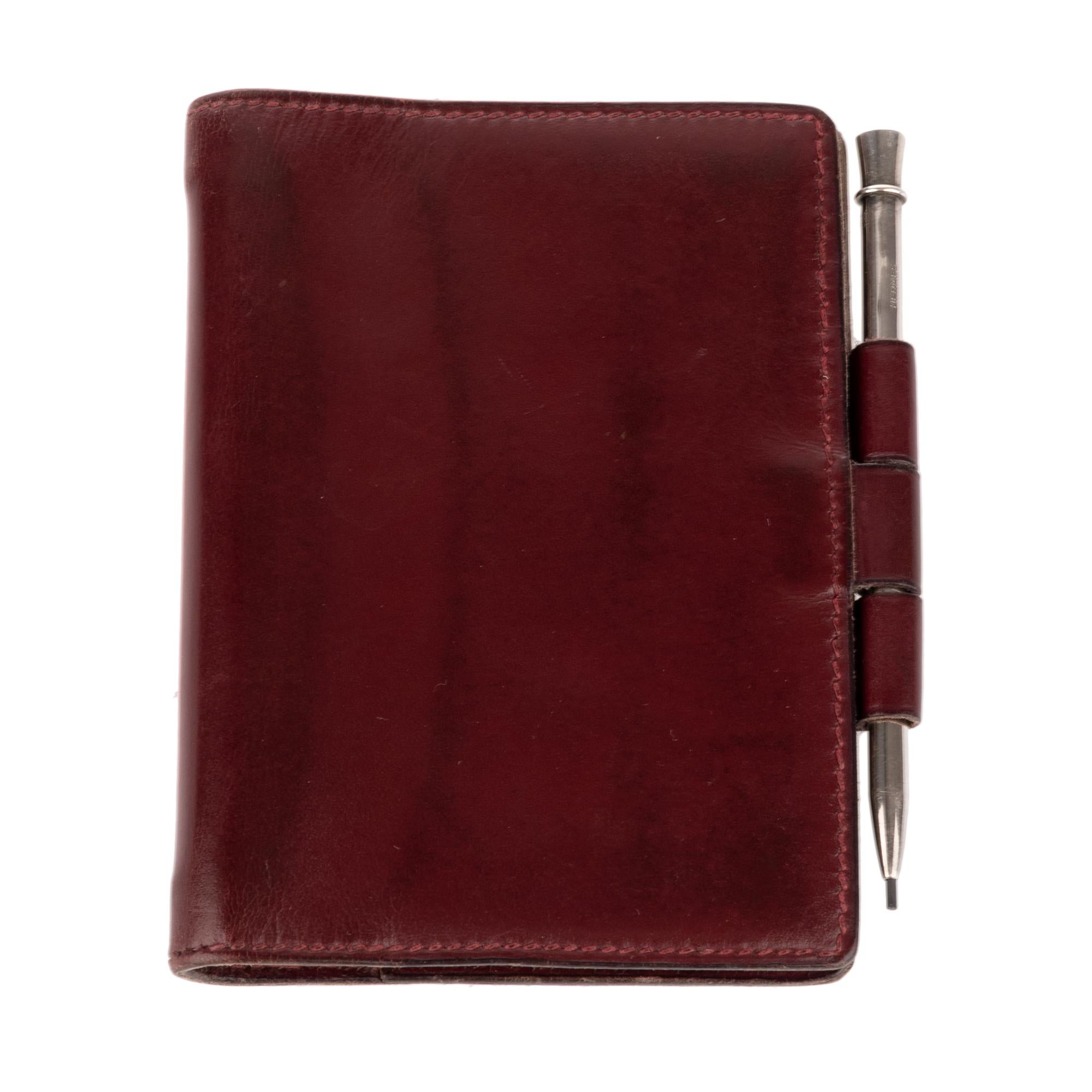 Agenda Hermès Small model in calf burgundy leather , 1 note block pin or calendar or repertoire, 1 original silver metal pen.
Format (exterior) width 8.5 cm x height 10 cm.
Open: 17 cm
Good vintage condition with some light marks of use.
Sold with