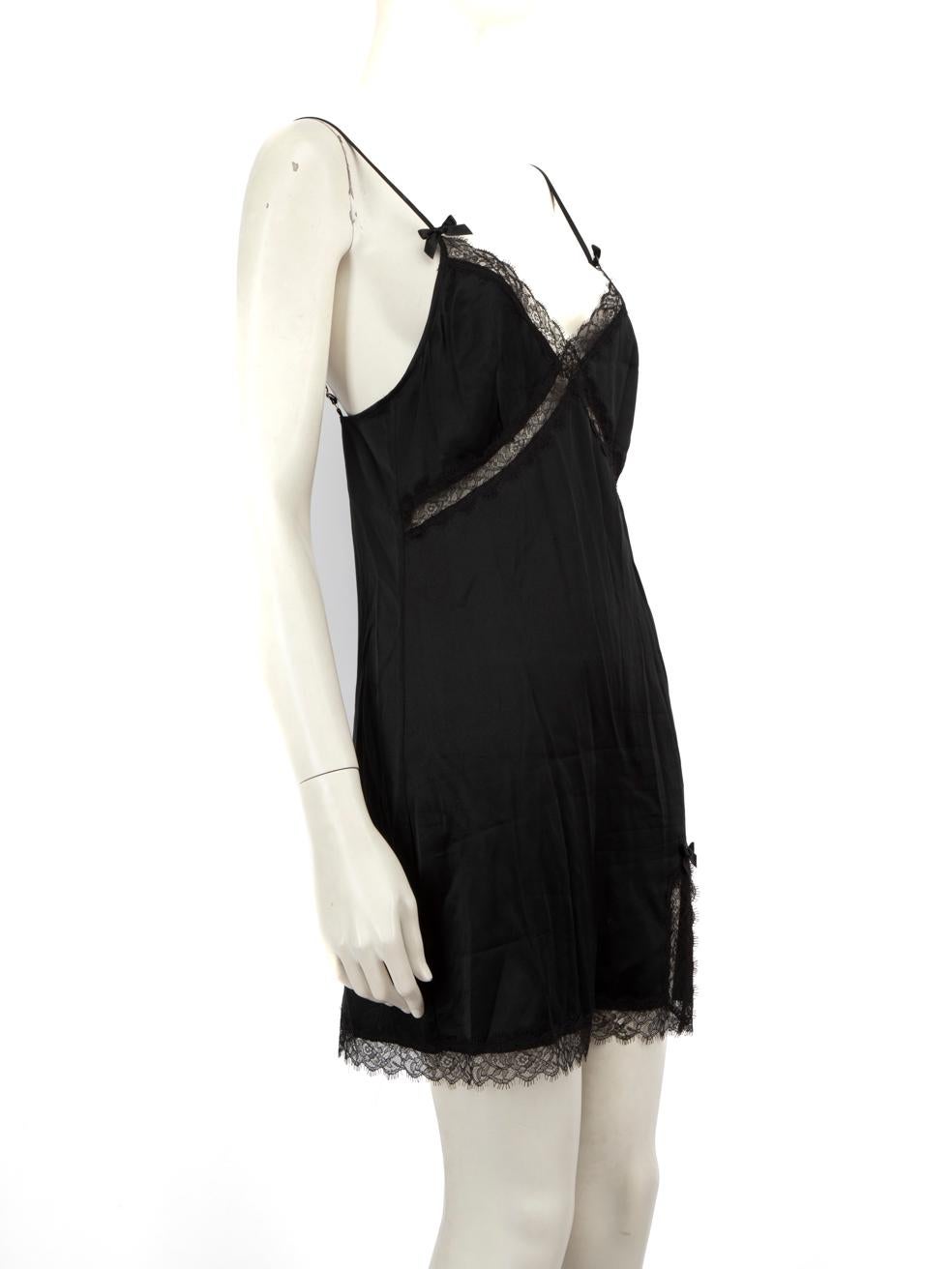 L'ÉTAT est très bon. Pratiquement aucune usure visible de la robe n'est visible sur cet article de revente Agent Provocateur d'occasion.
 
 Détails
 
 
 Noir
 
 Soie
 
 Robe à bretelles
 
 Mini
 
 Transparent
 
 Sans manches
 
 Dentelle florale
 
