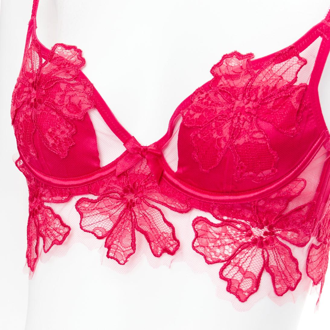AGENT PROVOCATEUR Serephina Rotes Kleid-Set aus Baumwollbesatz mit Blumenspitze und Baumwollbesatz in Schleife 86B M
Referenz: GEGG/A00160
Marke: Agent Provocateur
MATERIAL: Polyamid, Baumwolle
Farbe: Rot
Muster: Spitze
Verschluss: