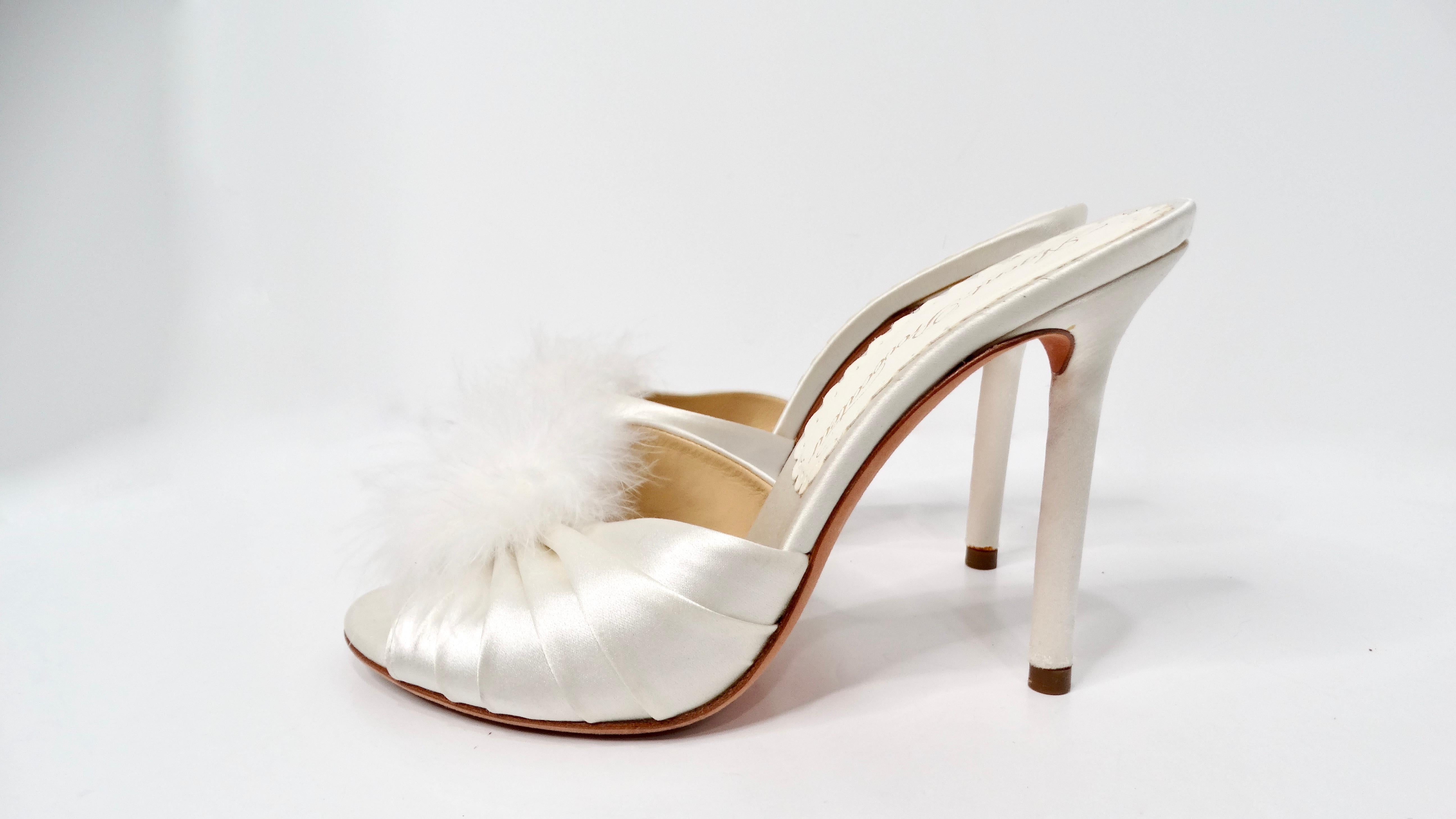 Entra in un mondo di seducente eleganza con le Mules Eleg in raso bianco di Agent Provocateur. Queste accattivanti mules sono una testimonianza di design lussuoso, con una tomaia in raso bianco incontaminato che si drappeggia magnificamente sul