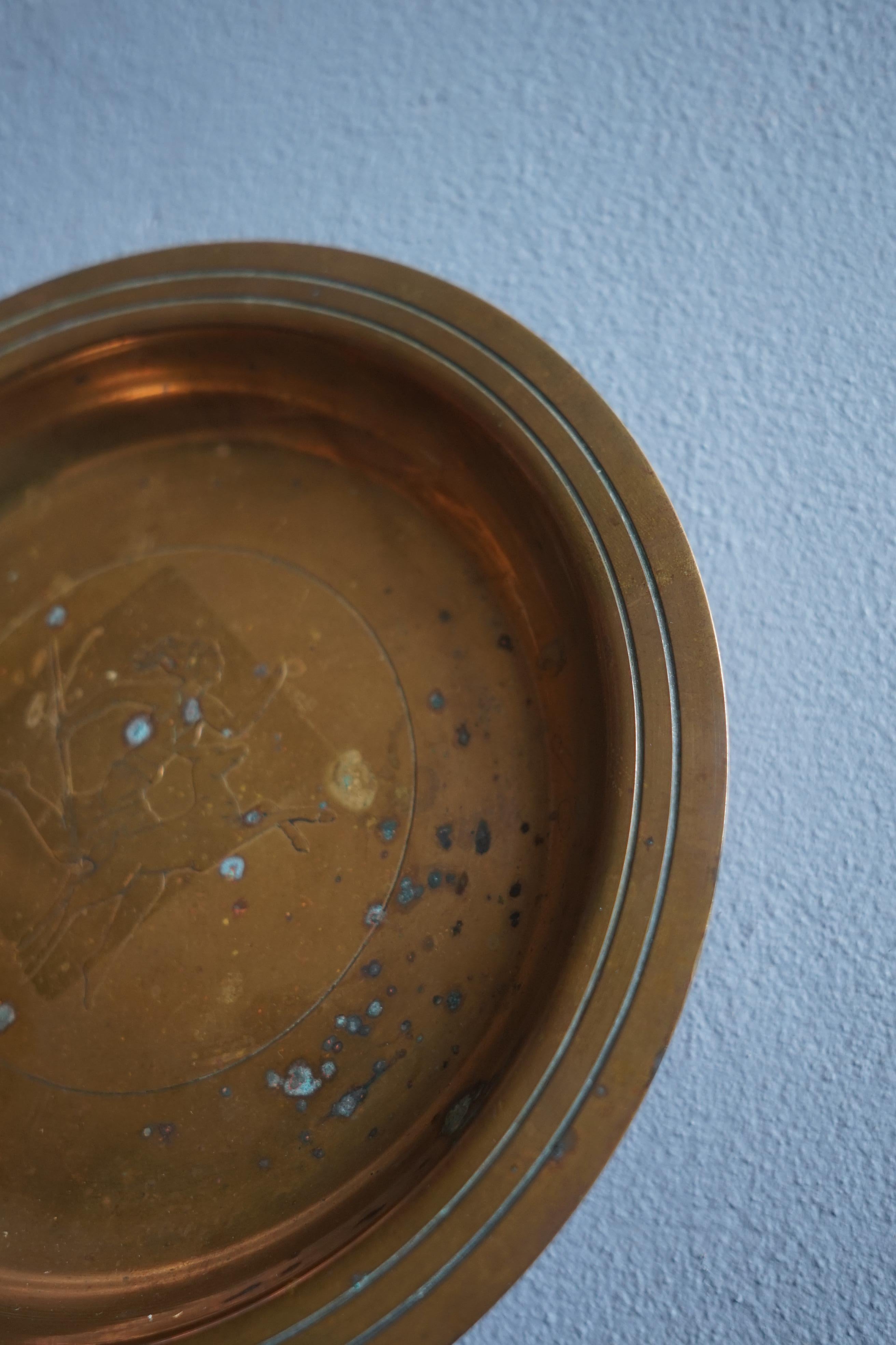 Schöne patinierte Art Deco Bronzeschale der dänischen Manufaktur Agentor aus den 1930er Jahren.

The Dish hat das Motiv einer Frau, die mit ihrem Jagdhund neben sich herläuft.

Diese Schale eignet sich perfekt als dekoratives Element, kann aber auch