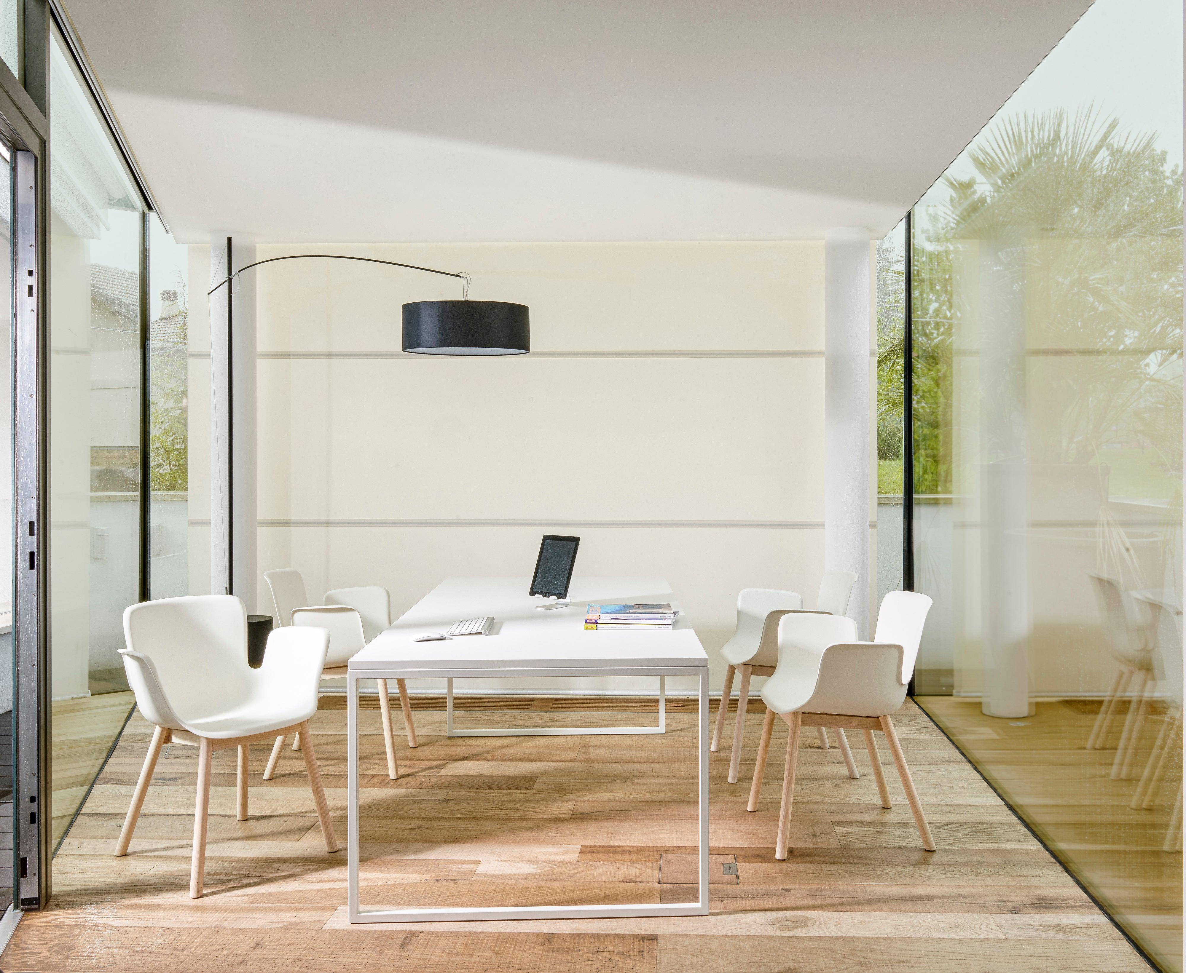 An ode to clean lines, the Fronzoni 64 table embellishes settings with its absolute rigour and essential elegance. Austere and perfectly functional, the Fronzoni 64 tables are the perfect expression of the designer’s vision, whereby geometry