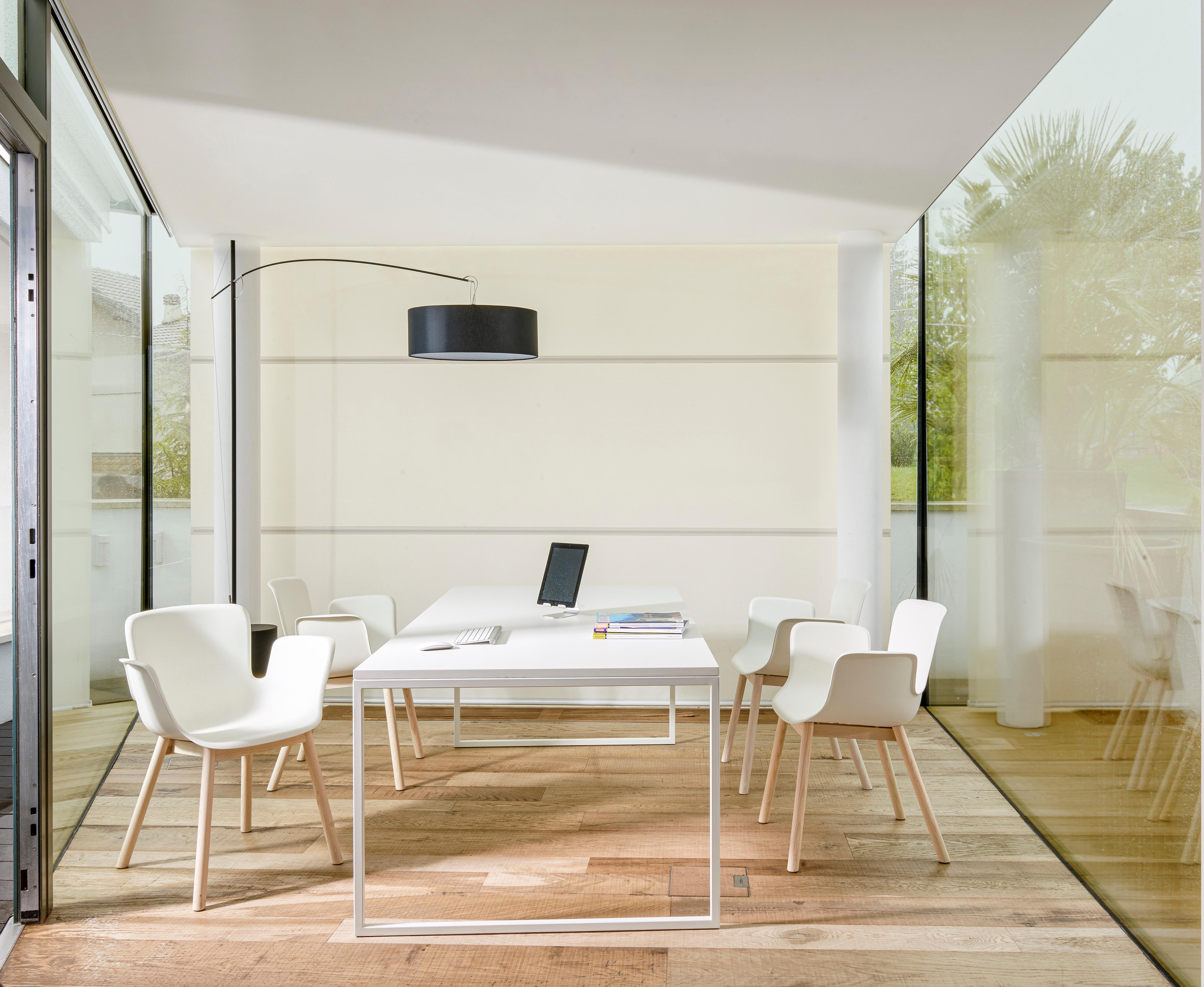 An ode to clean lines, the Fronzoni ’64 table embellishes settings with its absolute rigour and essential elegance. Austere and perfectly functional, the Fronzoni ’64 tables are the perfect expression of the designer’s vision, whereby geometry
