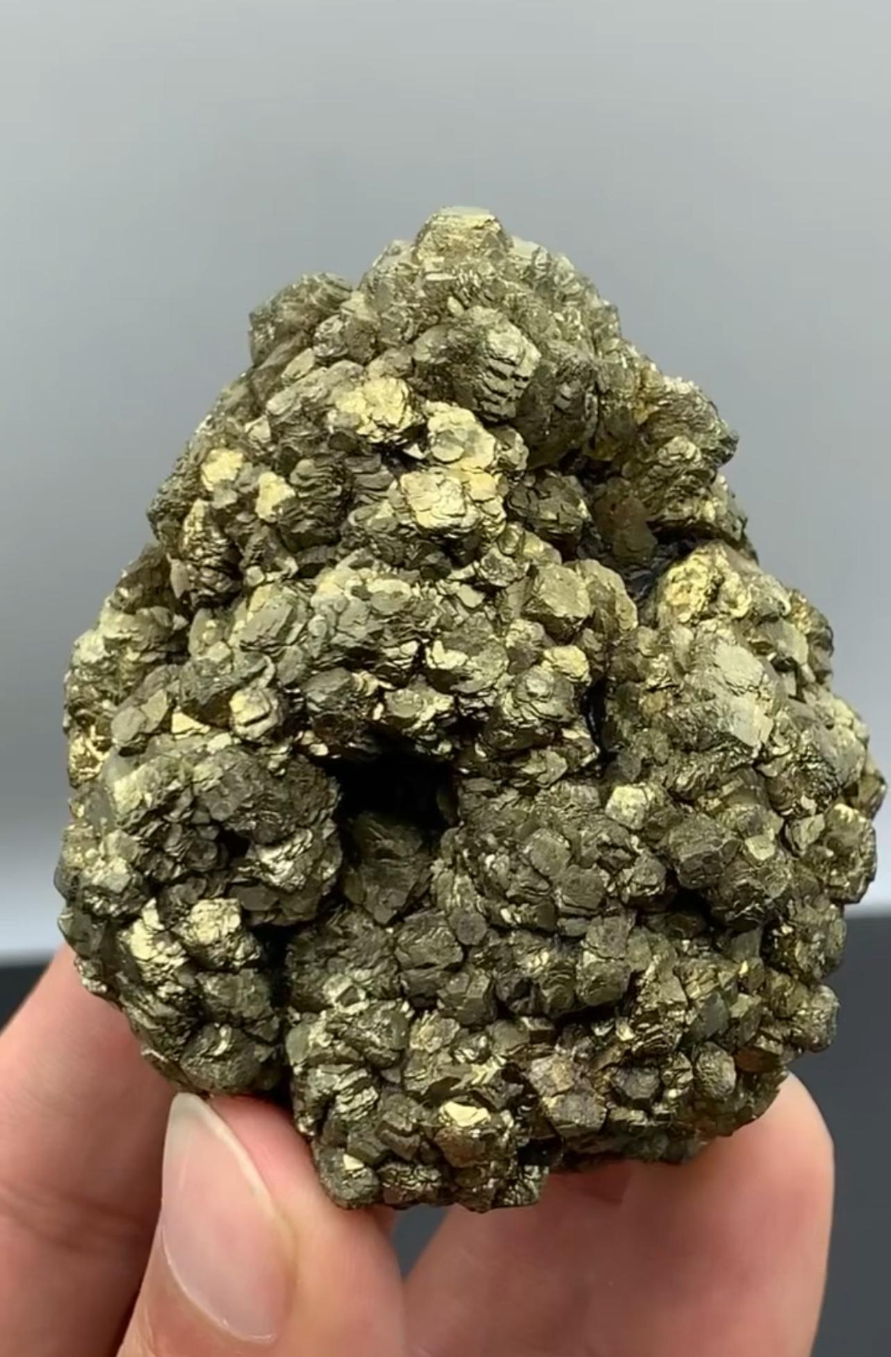 Aggregate Of Golden Pyrite Crystals With Glittery Visuals From Pakistan In Good Condition For Sale In Peshawar, PK