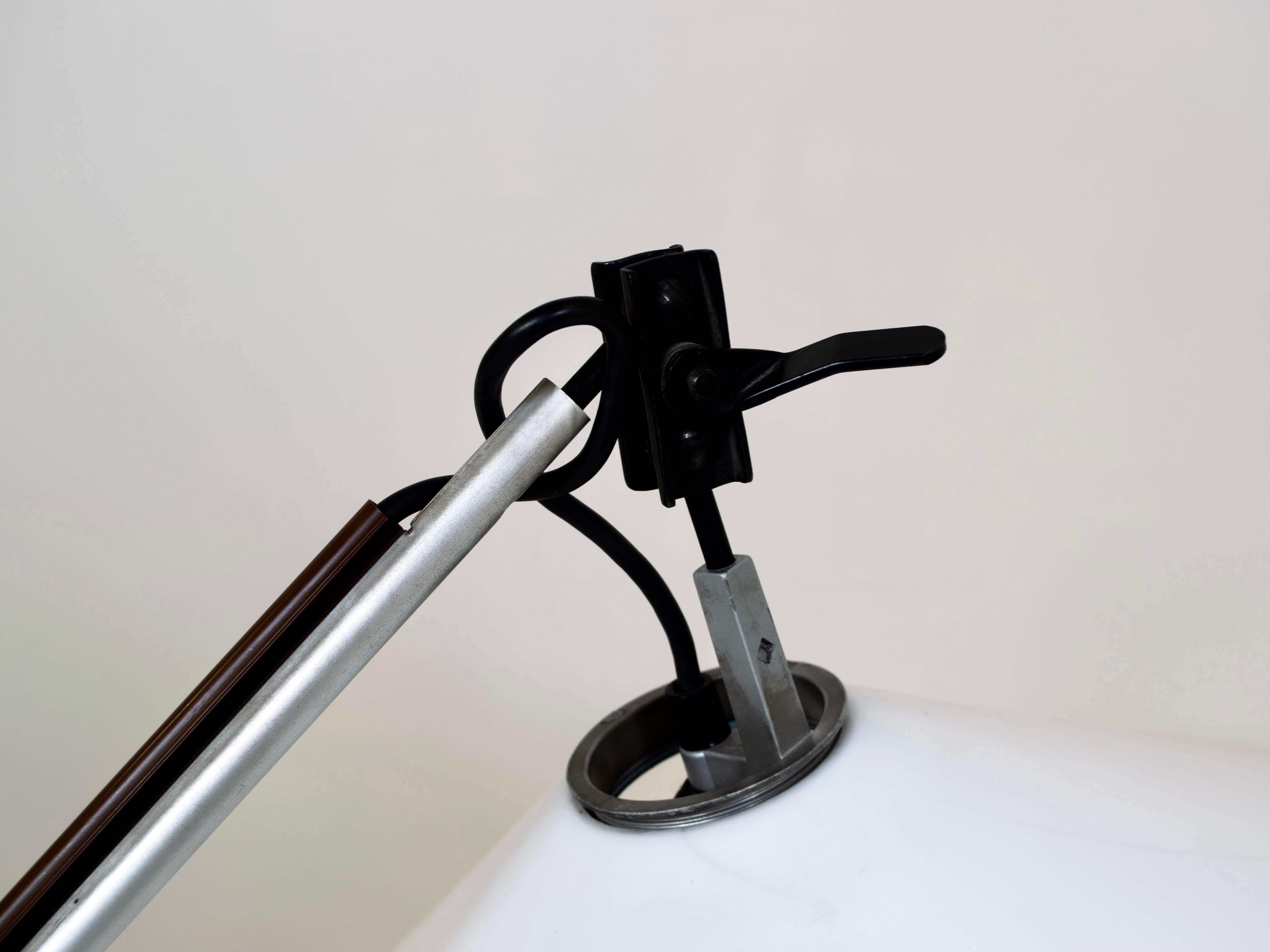 Belle lampe de table ajustable 'Aggregate' par Enzo Mari et Giancarlo Fassina pour Artemide, les années 1970. Cette lampe est un ajout impressionnant à votre table ou votre bureau. La base est en fer noir et l'abat-jour en plexiglas blanc. La lampe