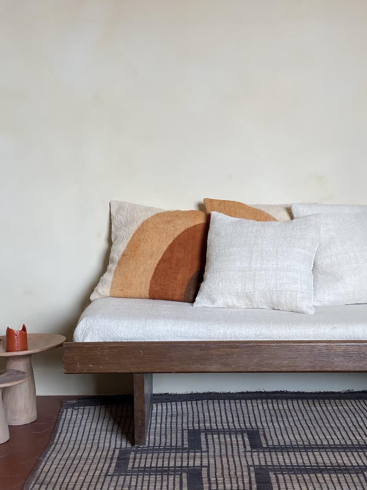 Handspun and handwoven white cushion cover
- front: 100% Siroua wool, an endangered sheep living in a volcanic massif with very long wool fibers, located less than 100 km from the weavers' village
- back: 100% cotton woven in Morocco
- made in