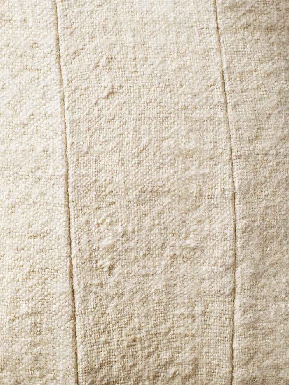Off-White-Kissenbezug aus handgesponnener und handgewebter Wolle (Handgewebt) im Angebot