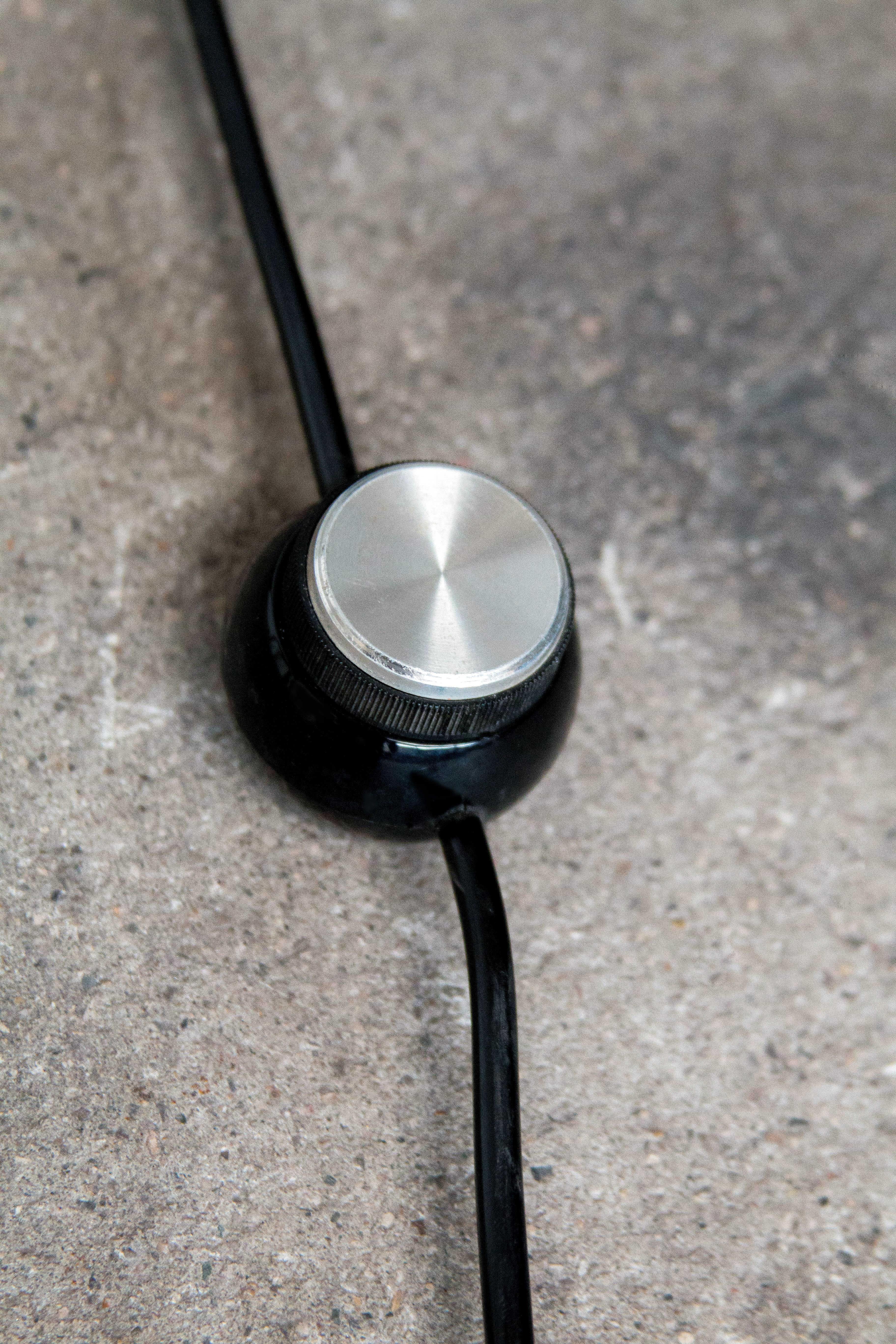Aghia table lamp by Roberto Pamio for Leucos. Designed in the early 1970s this rare piece has a black heavy metal base to supports the beautiful opaline glass shade.
  