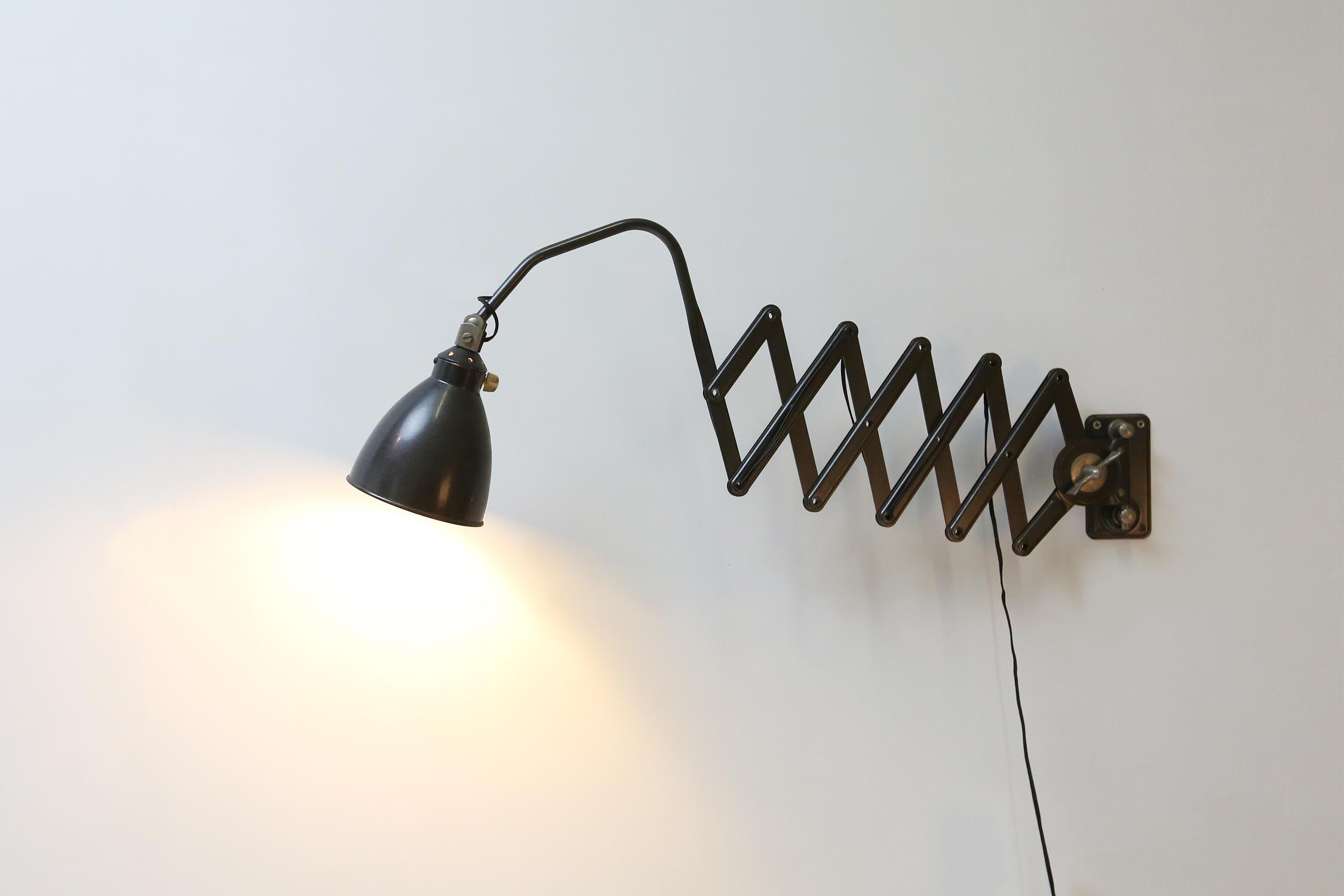 Lampe à ciseaux AGI Belgique fabriquée vers 1920.
Il a un joli style Bauhaus et une couleur noire.

Mesures : profondeur : 70-120 cm.