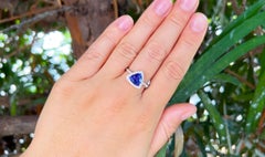 Platinring mit AGI-zertifiziertem Tansanit im Trillionenschliff und 2,23 Karat Diamant-Halo