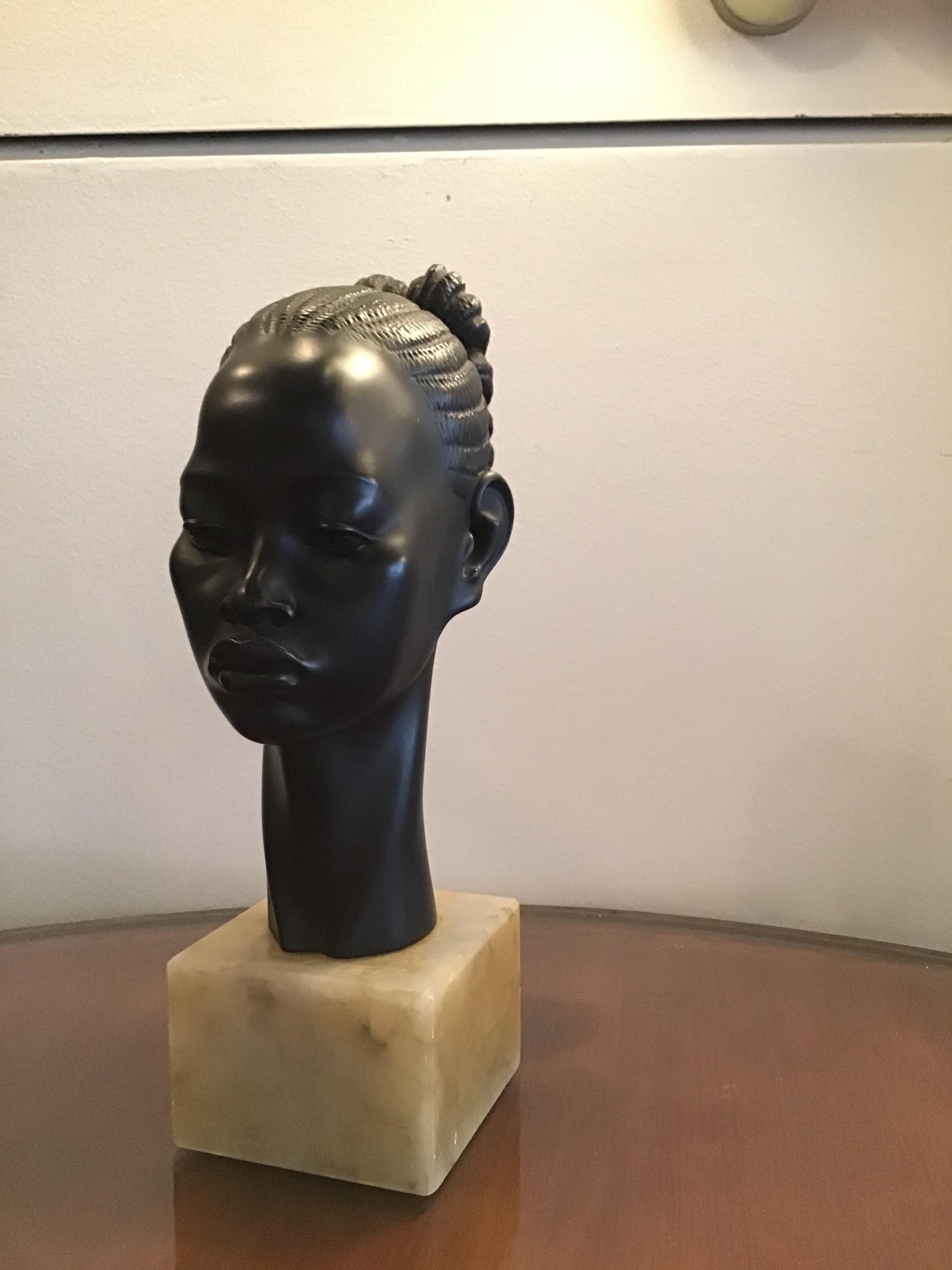 A.Giannelli - Busto di donna africana in ceramica, firmata A. Donna,  base in marmo,
Perfetto stato .