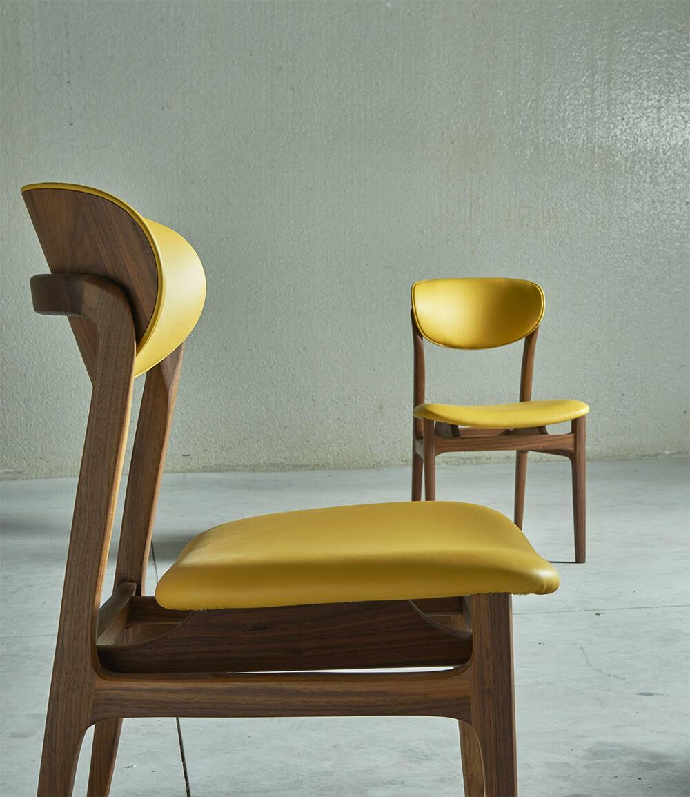 Agio Chair by Dale Italia
Dimensions: D 43 x W 50 x H 85 cm. SH: 46 cm.
Materials: Walnut and fabric/leather. 

Chair in solid Canaletto walnut. Available in different upholstery options and grey/natural walnut finishes. Prices may vary. Please