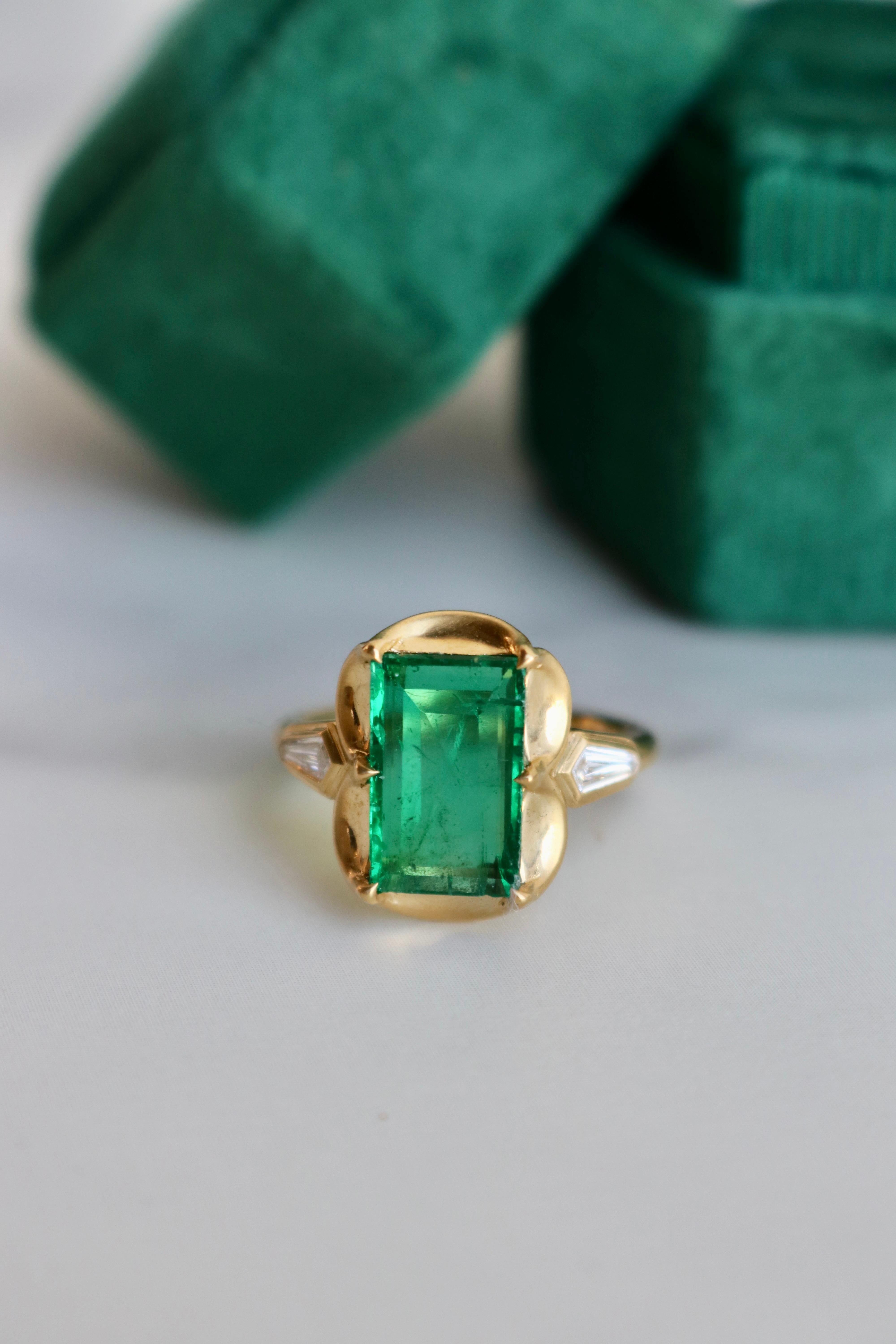 AGL 2.68 Carat Brazilian Emerald and Diamond 20k Yellow Gold Ring For Sale 1