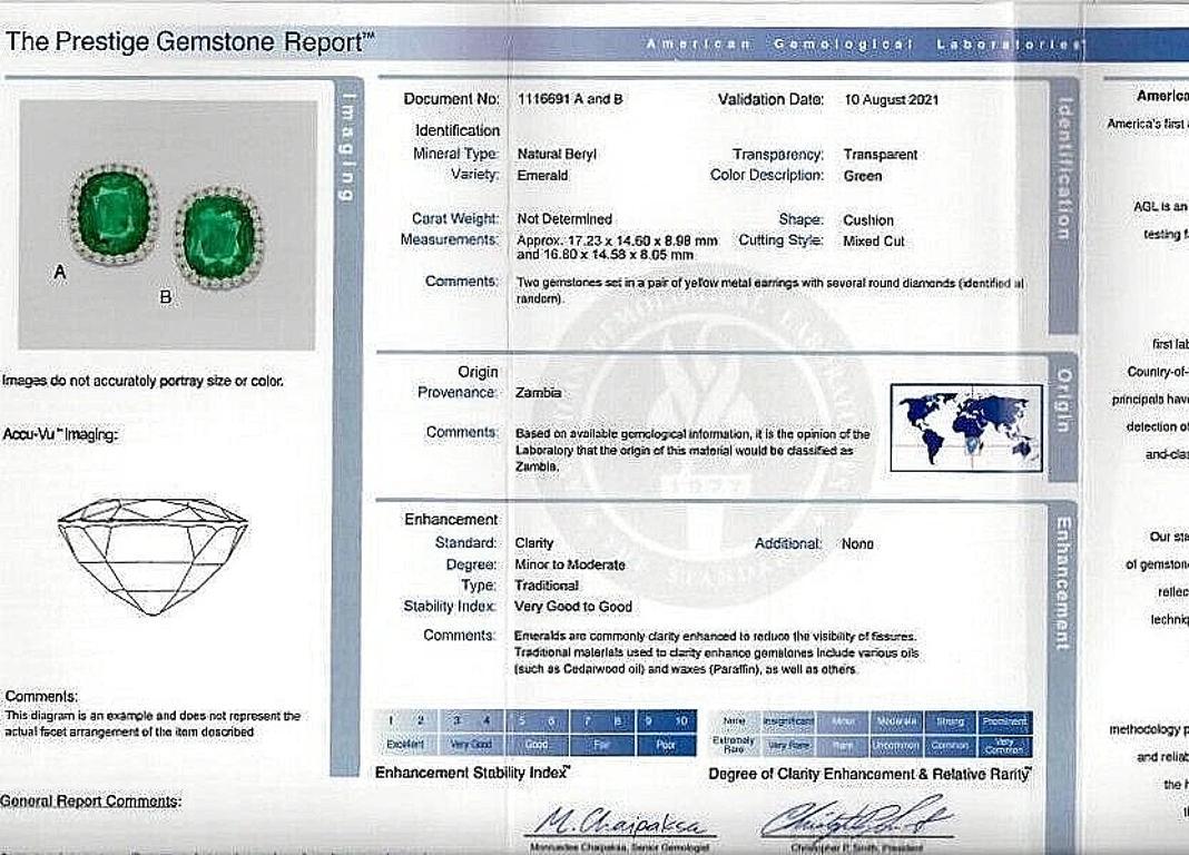 AGL zertifizierte kissenförmige Smaragd Halo Diamant Ohrringe in 18k Gelbgold

Große Smaragd- und Diamantohrringe mit zwei natürlichen, kissenförmigen Smaragden mit einem Gesamtgewicht von 29,15 Karat, umgeben von einem Halo aus runden Brillanten,