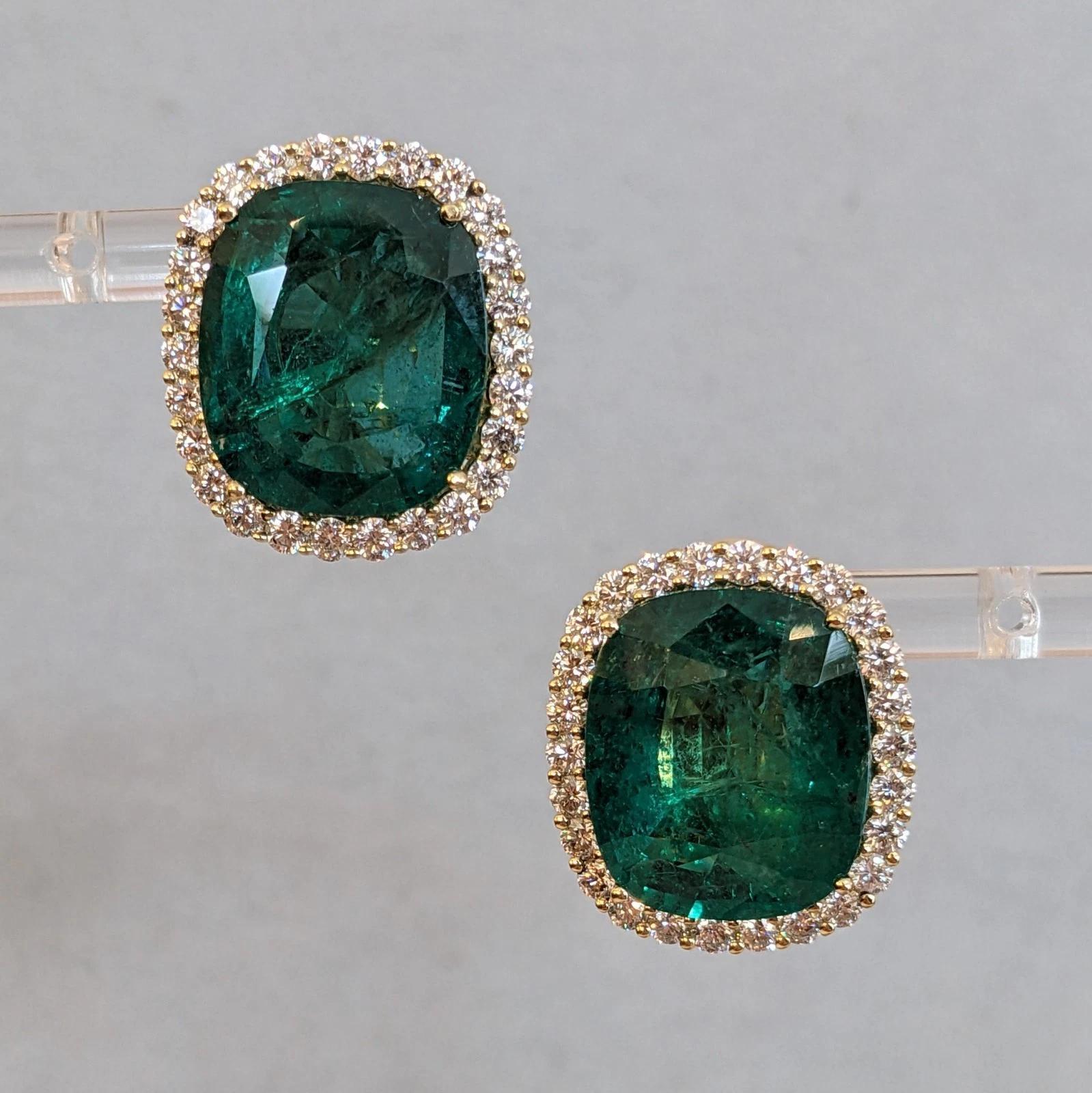 AGL 29,15 cts Cushion Smaragd Halo Diamant Ohrringe 18k Gelbgold (Kissenschliff) im Angebot
