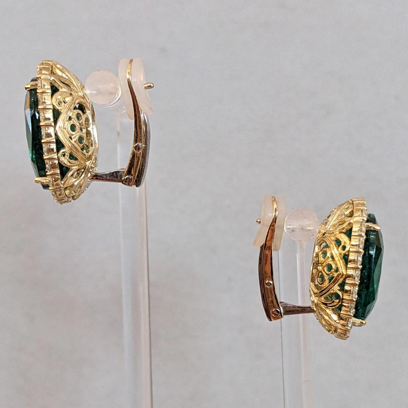 AGL 29,15 cts Cushion Smaragd Halo Diamant Ohrringe 18k Gelbgold im Zustand „Hervorragend“ im Angebot in La Jolla, CA