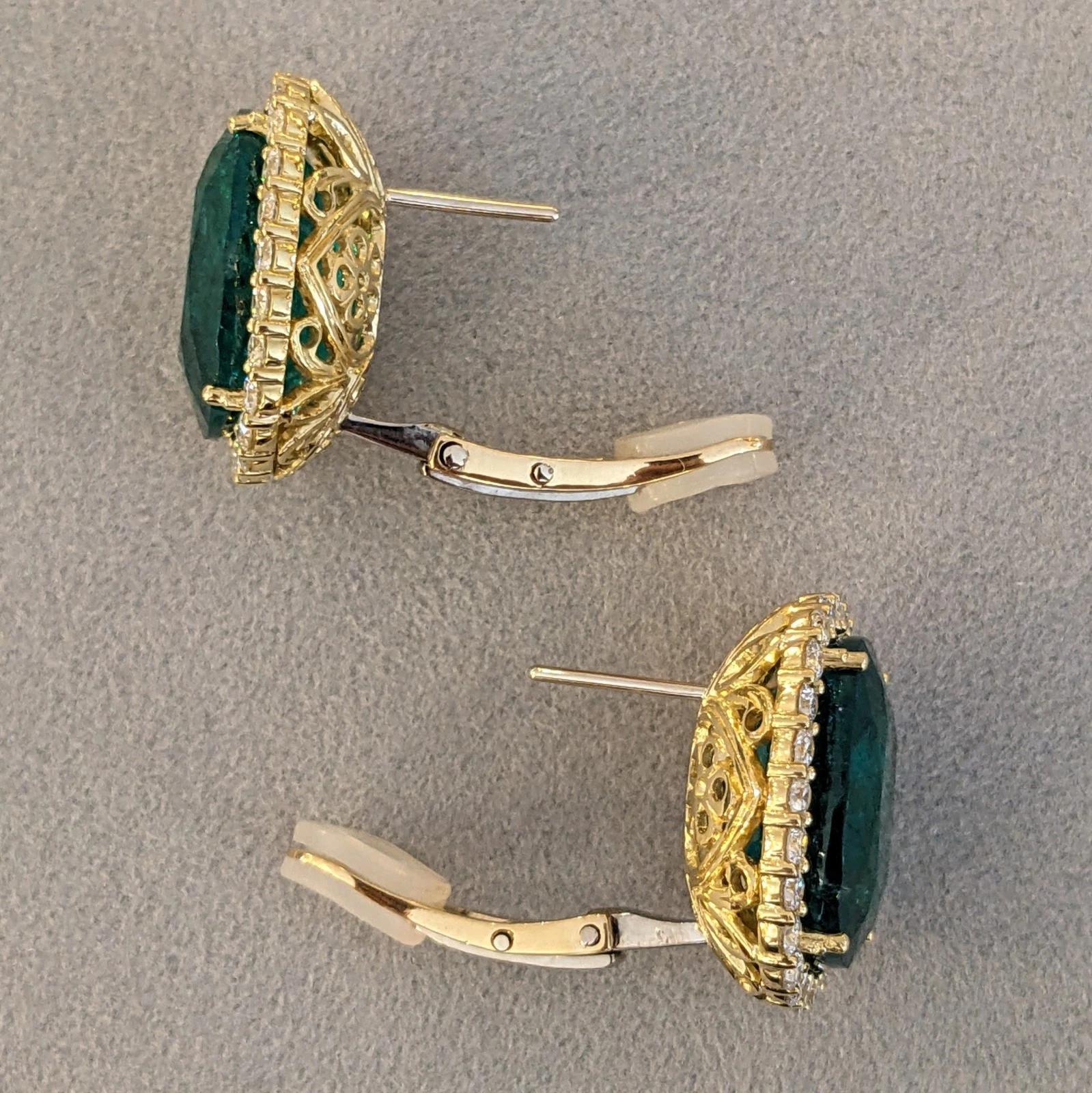 AGL 29,15 cts Cushion Smaragd Halo Diamant Ohrringe 18k Gelbgold im Angebot 4