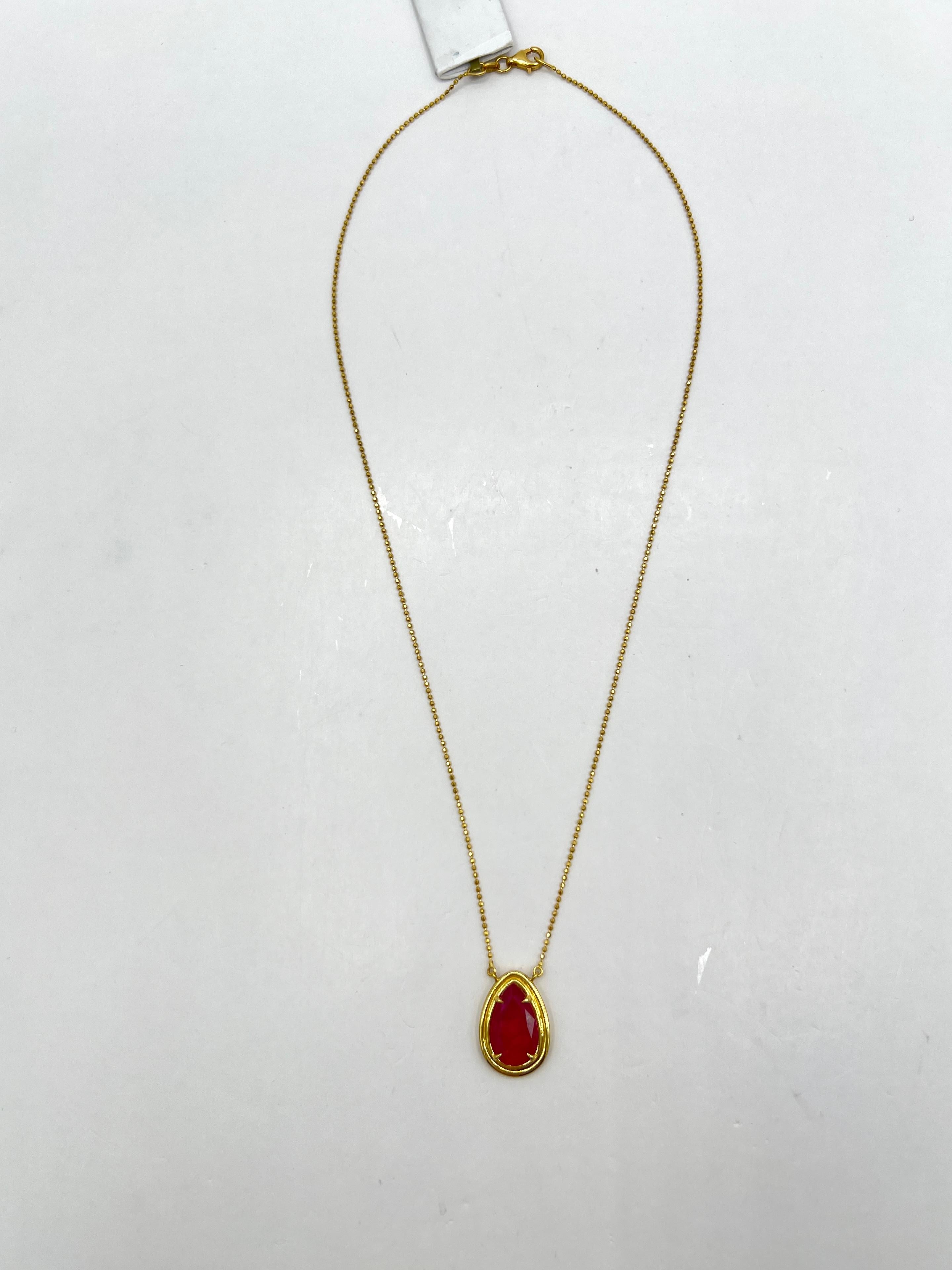 AGL 4 Carat Mozambique Ruby Pear Shape Double Bezel Necklace in 18K Yellow Gold für Damen oder Herren im Angebot